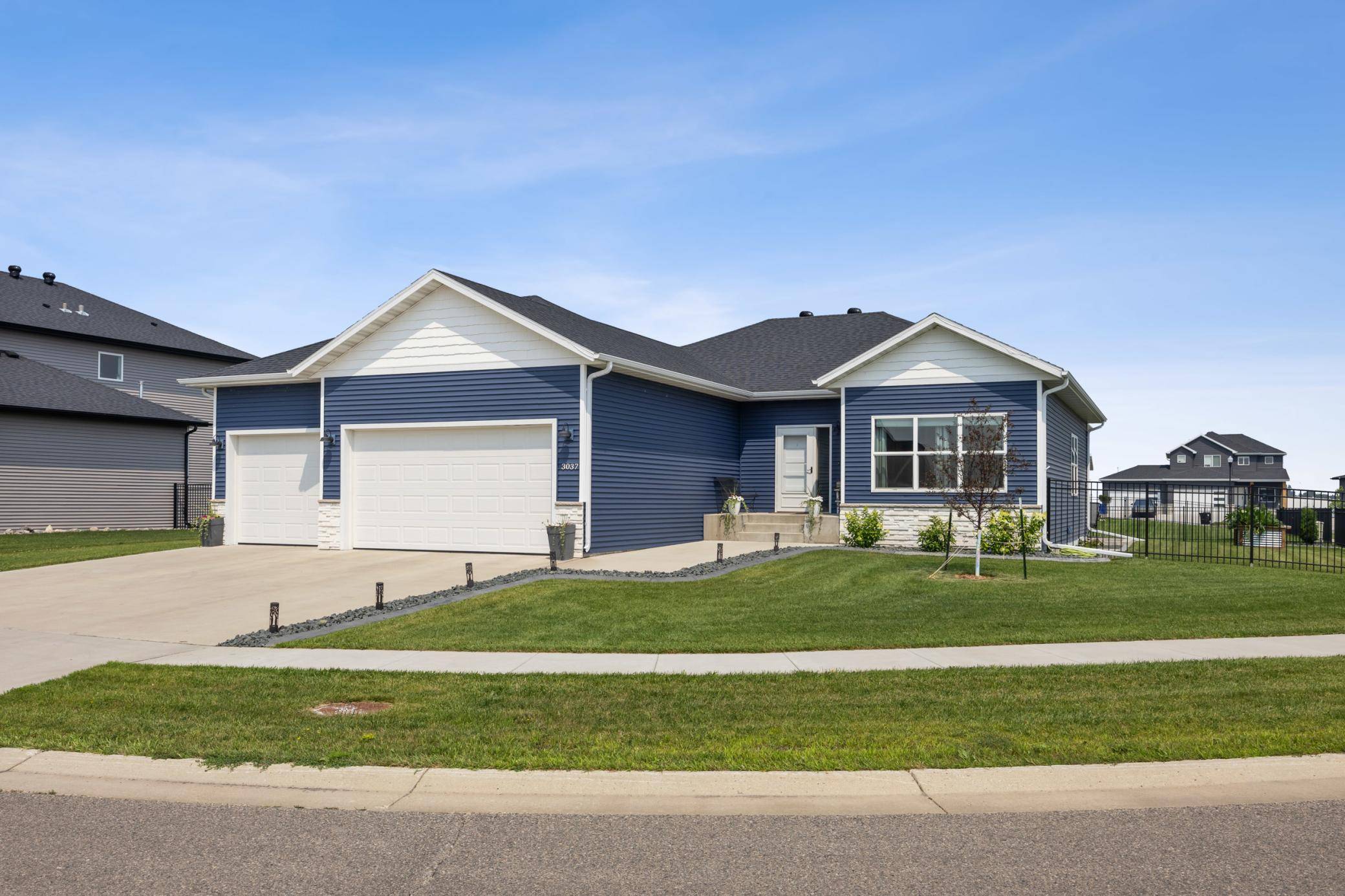 3037 Prairie Farms CIR S, Fargo, ND 58104