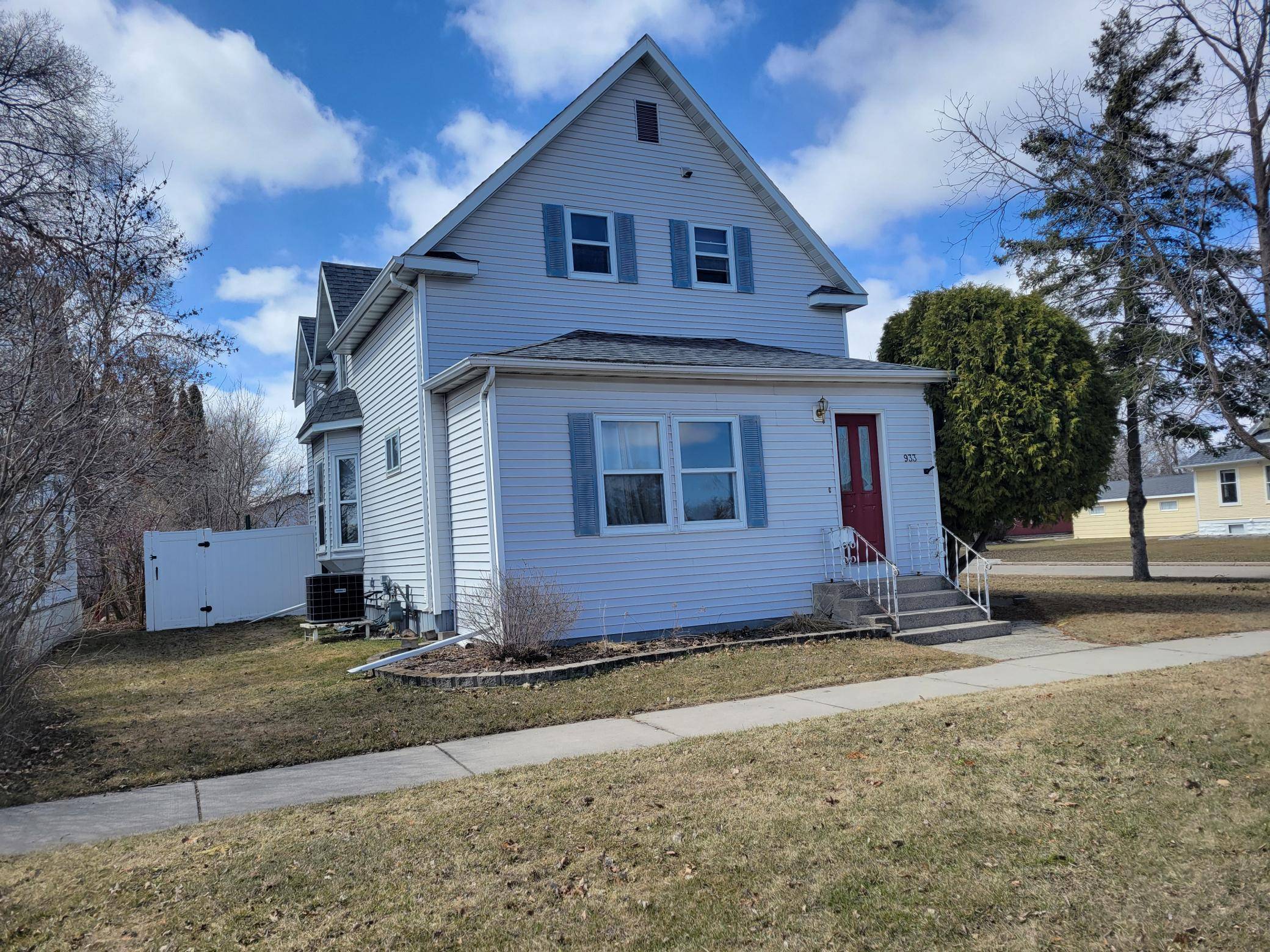 933 Labree AVE N, Thief River Falls, MN 56701