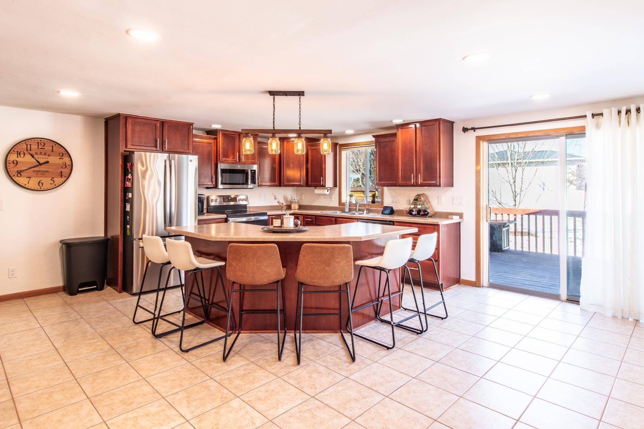 196 Hillcrest AVE, Spicer, MN 56288