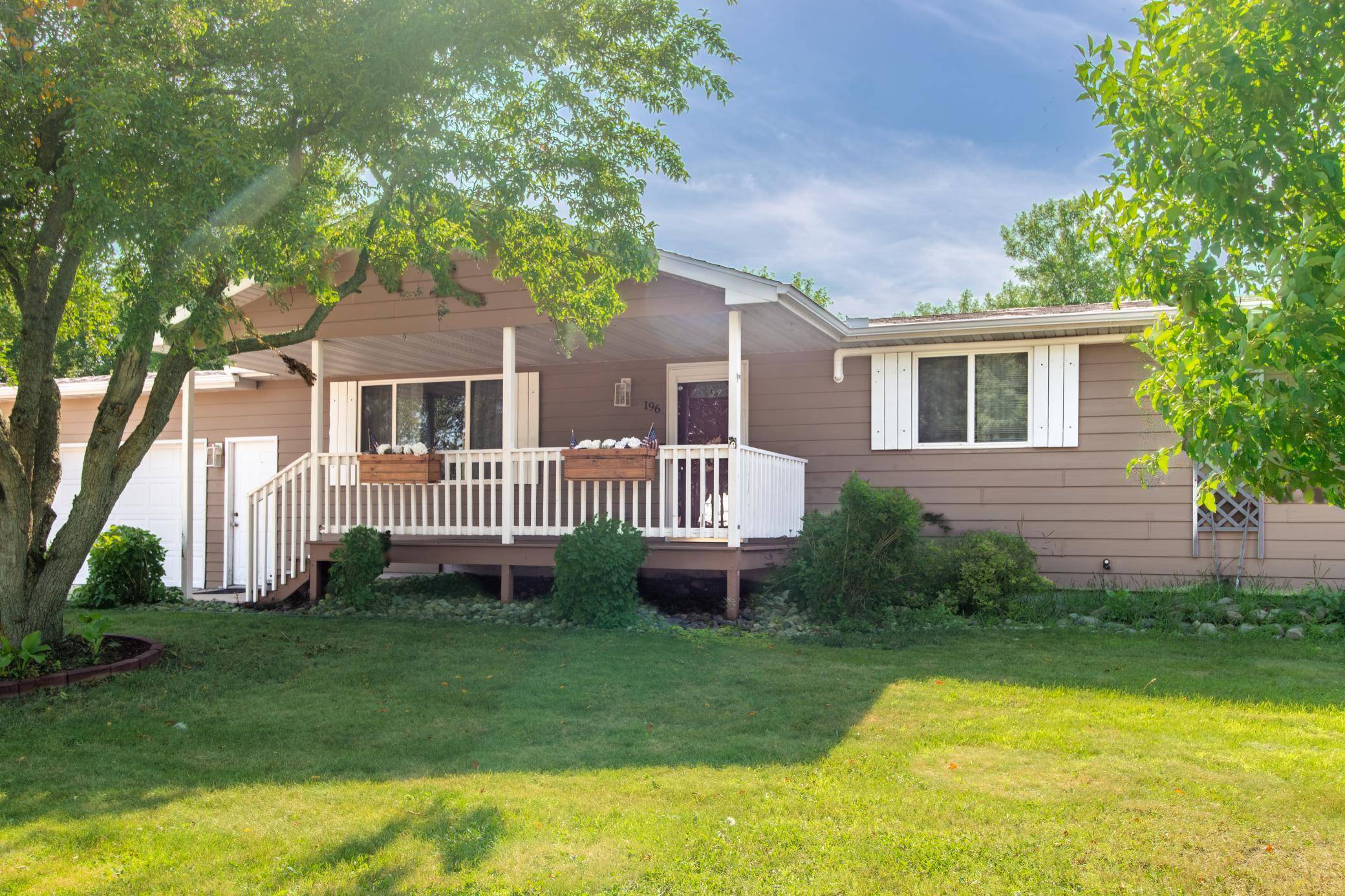 196 Hillcrest AVE, Spicer, MN 56288
