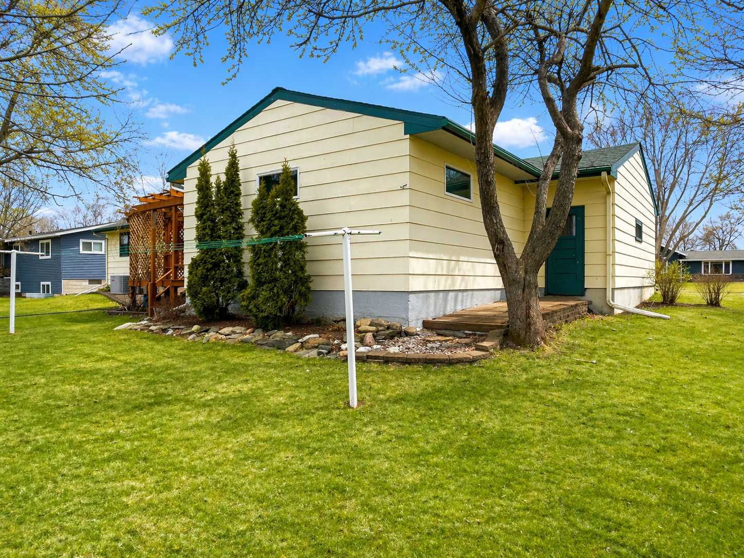 1318 W Chestnut AVE, Olivia, MN 56277
