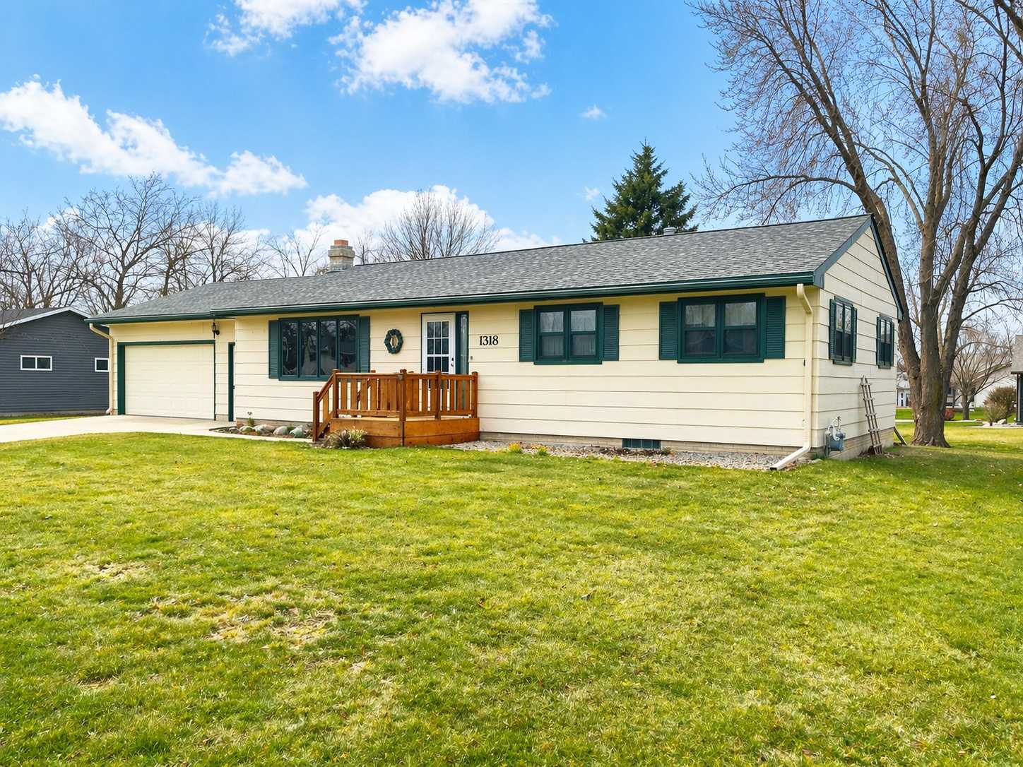 1318 W Chestnut AVE, Olivia, MN 56277