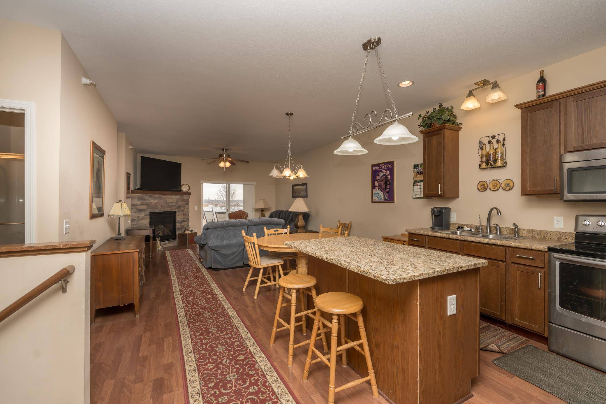 4129 Jarmann LN, Shakopee, MN 55379