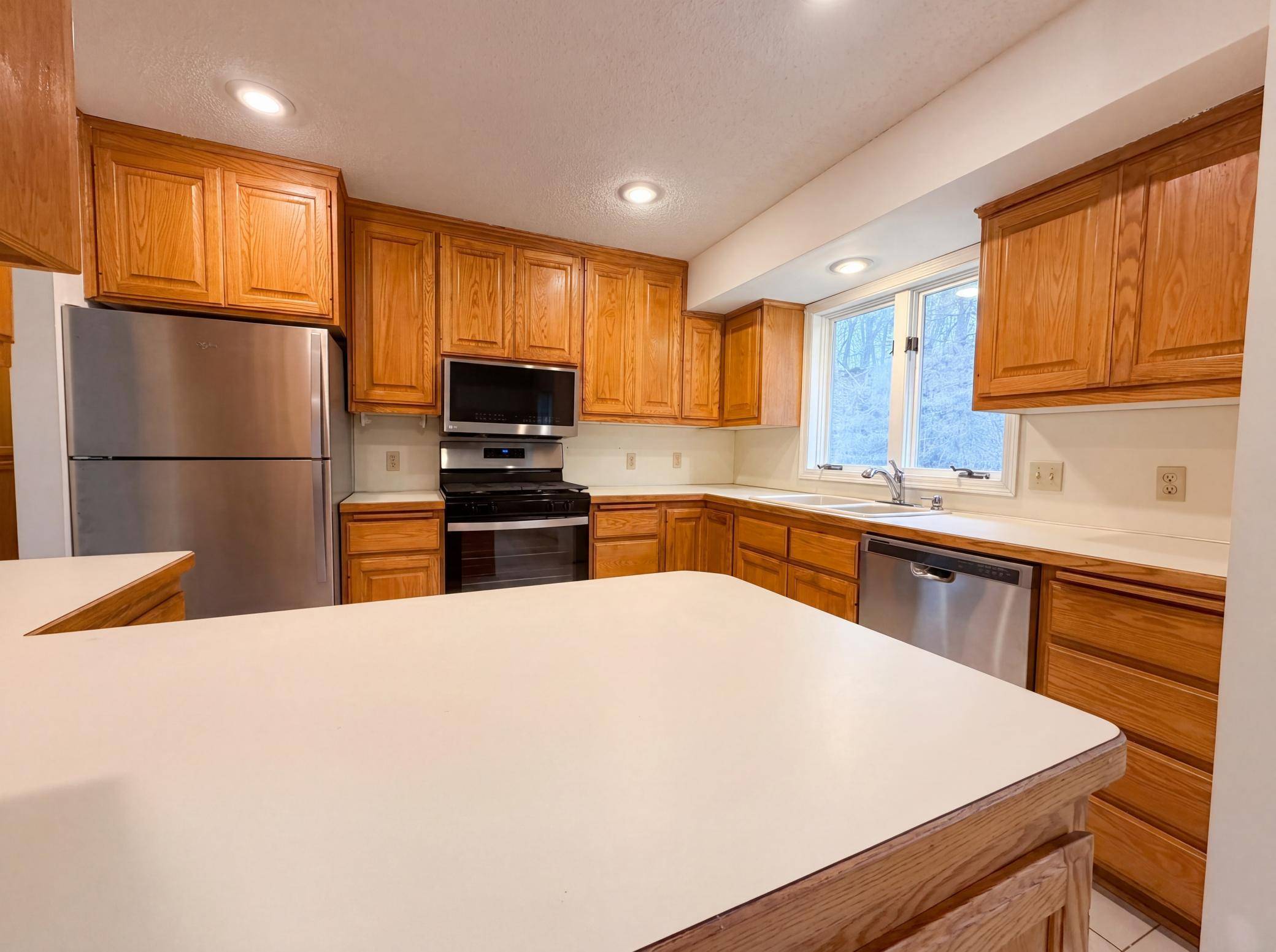 6475 Grandview DR, Eden Prairie, MN 55346