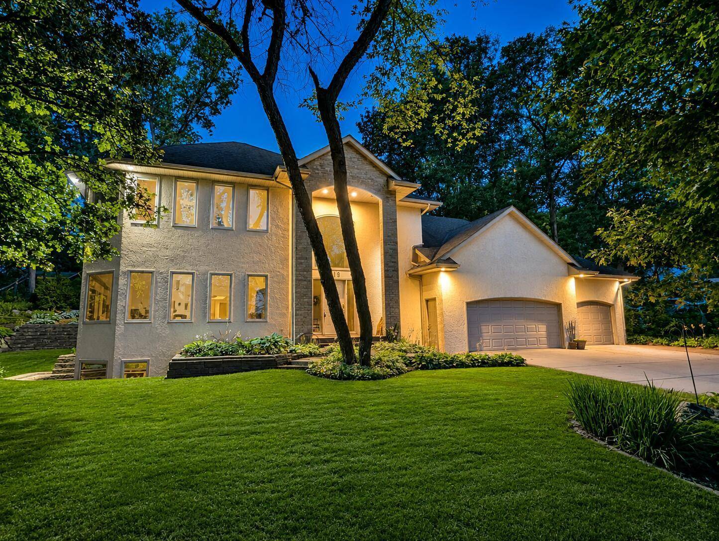 419 Brandywine DR, Burnsville, MN 55337