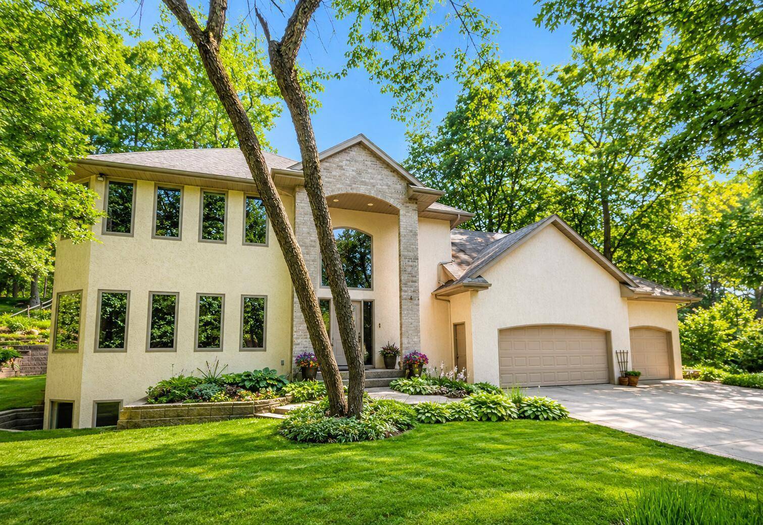 419 Brandywine DR, Burnsville, MN 55337