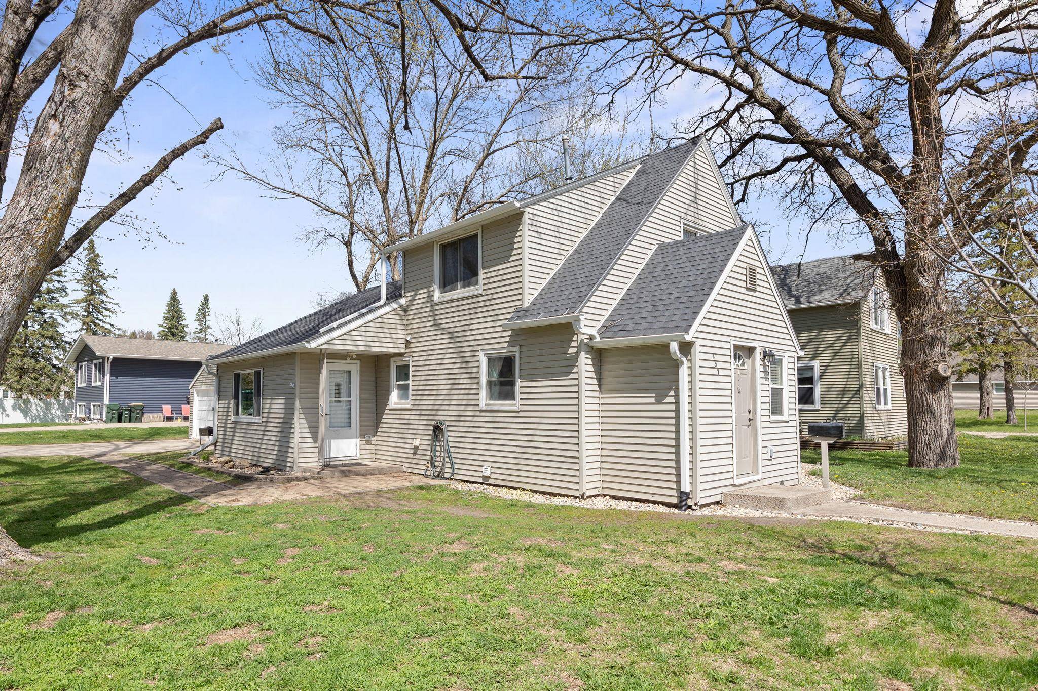 437 Linden AVE SW, Hutchinson, MN 55350