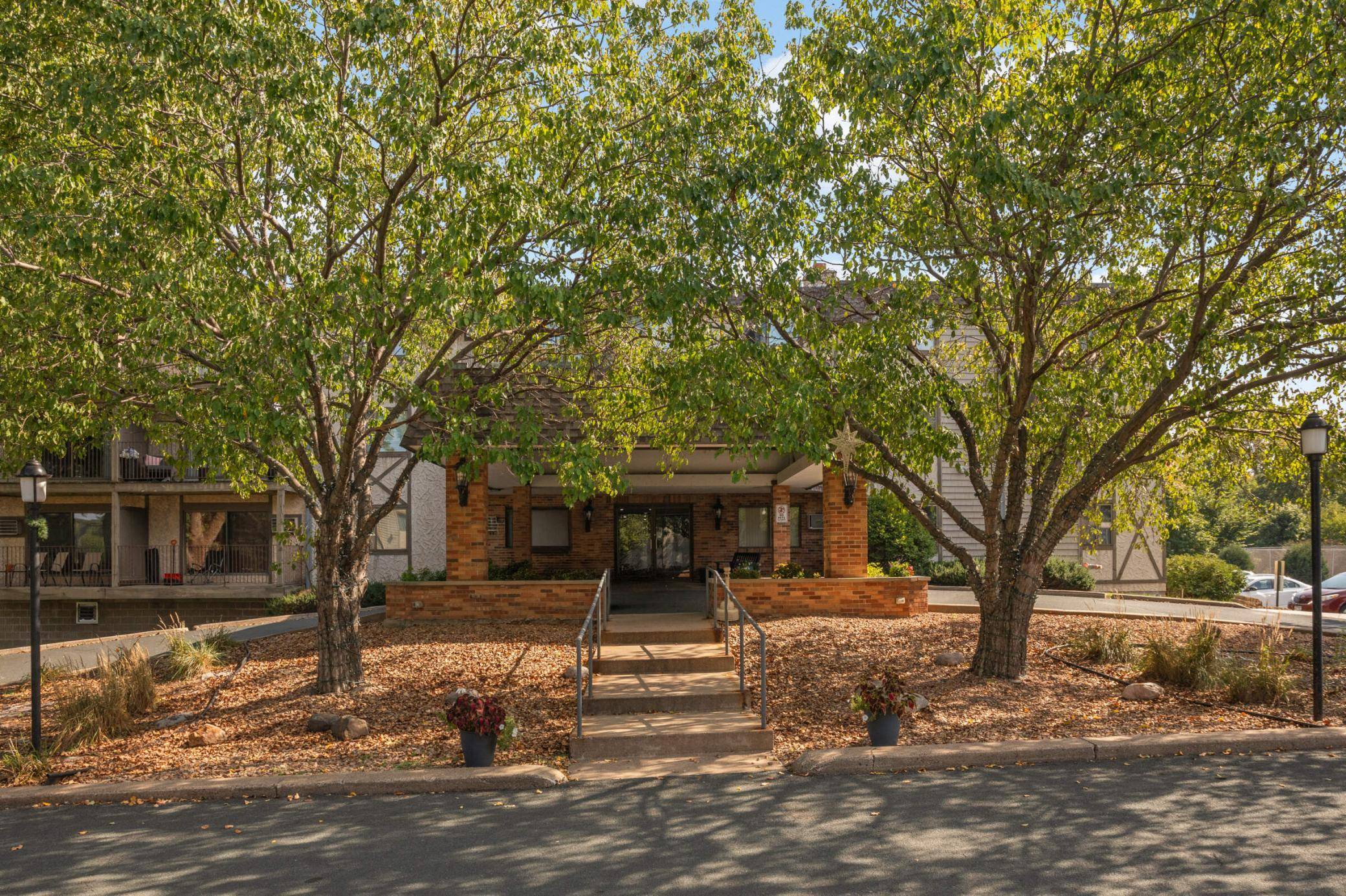 1304 W Medicine Lake DR #202, Plymouth, MN 55441