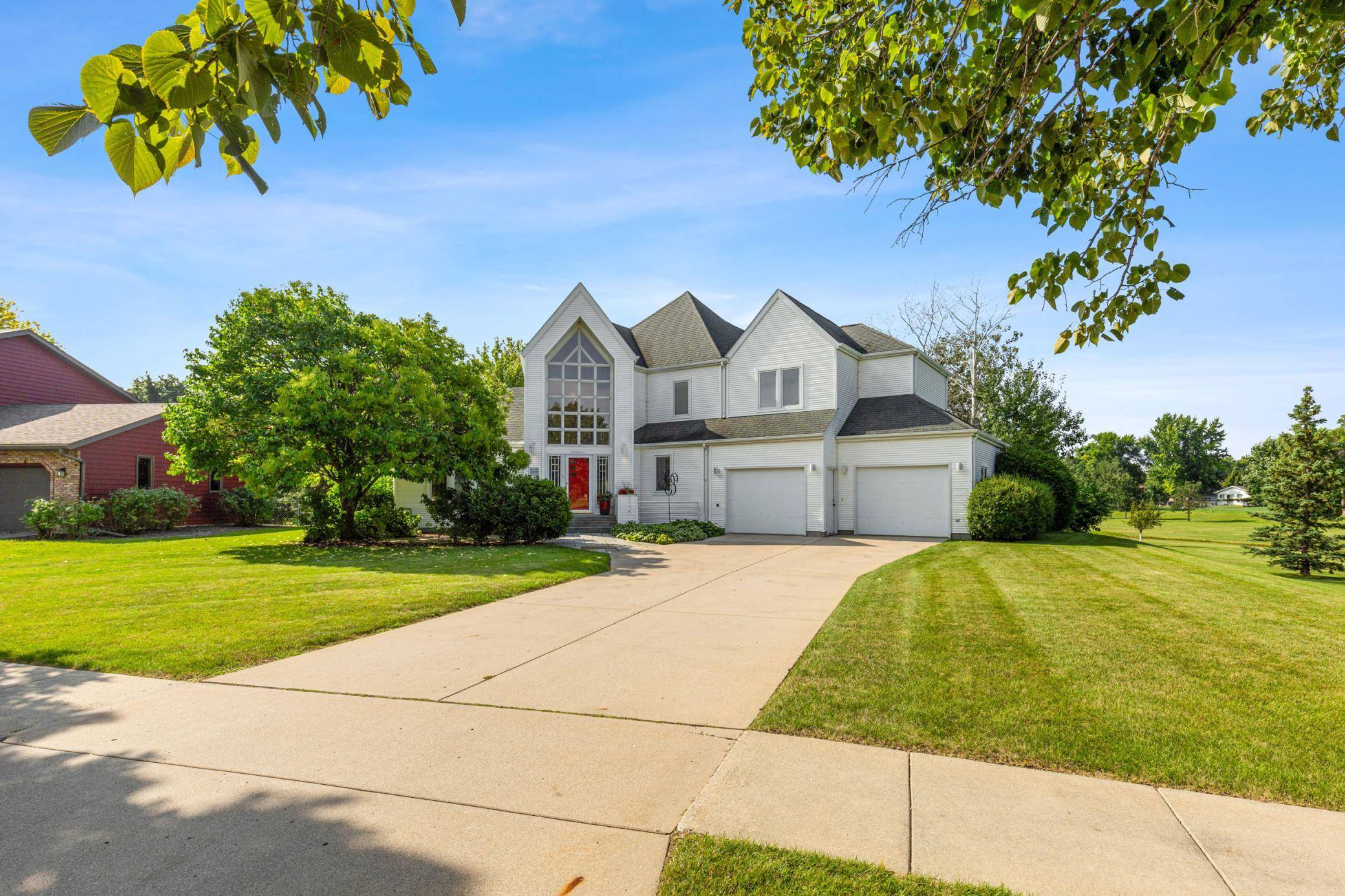 2878 Lilac LN N, Fargo, ND 58102