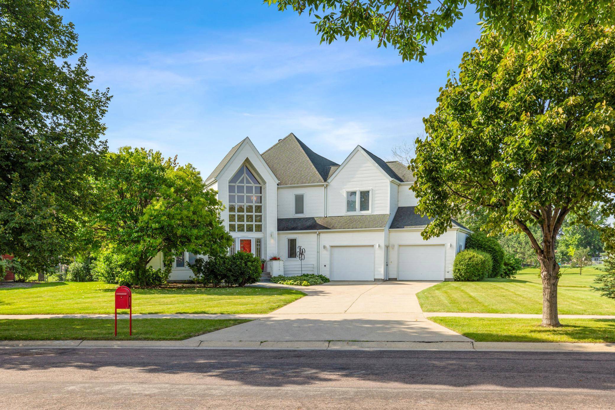 2878 Lilac LN N, Fargo, ND 58102