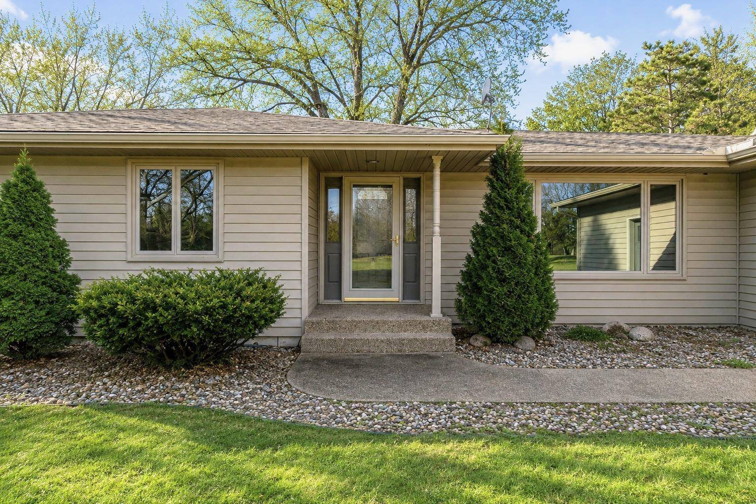 101 Mapleridge DR, Mankato, MN 56001