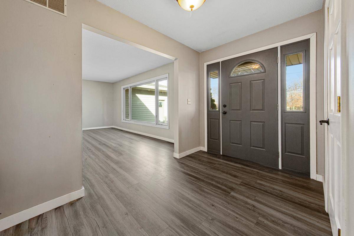 101 Mapleridge DR, Mankato, MN 56001