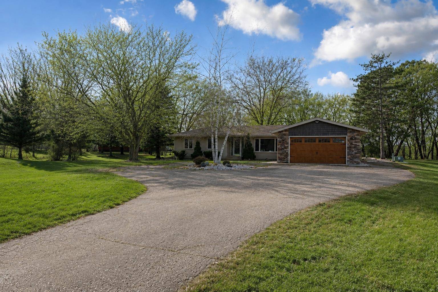 101 Mapleridge DR, Mankato, MN 56001