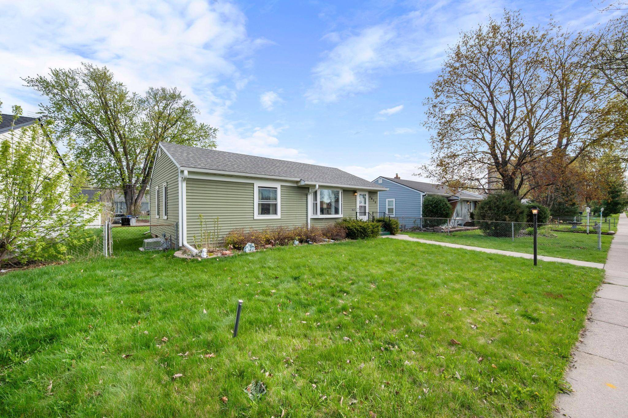 1675 Iowa AVE E, Saint Paul, MN 55106