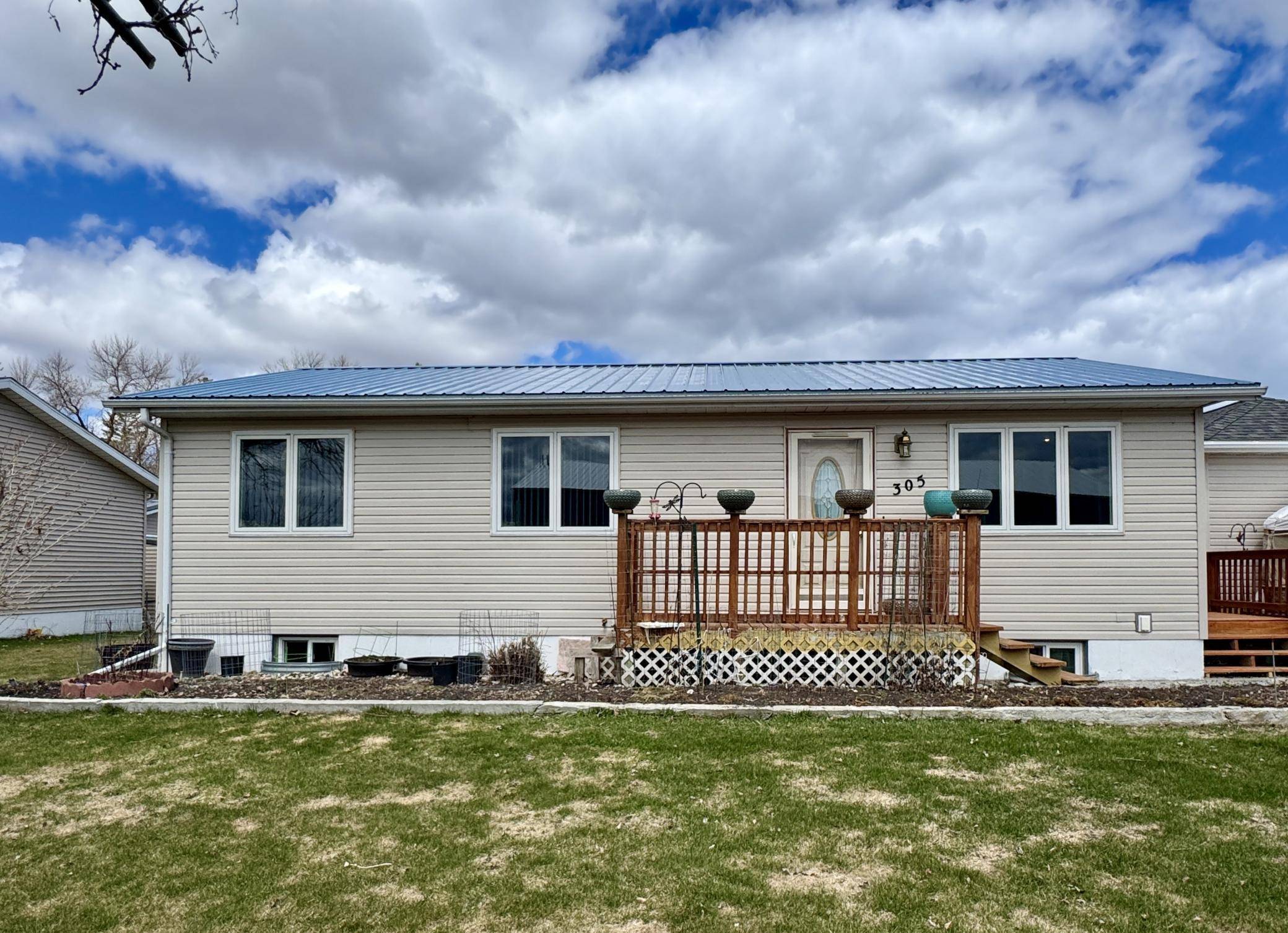 305 Lincoln ST SE, Warroad, MN 56763