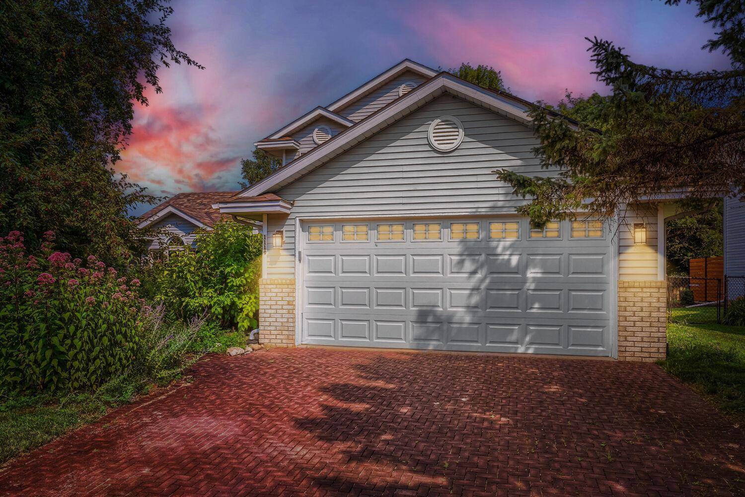 1119 Bonnieview DR, Woodbury, MN 55129