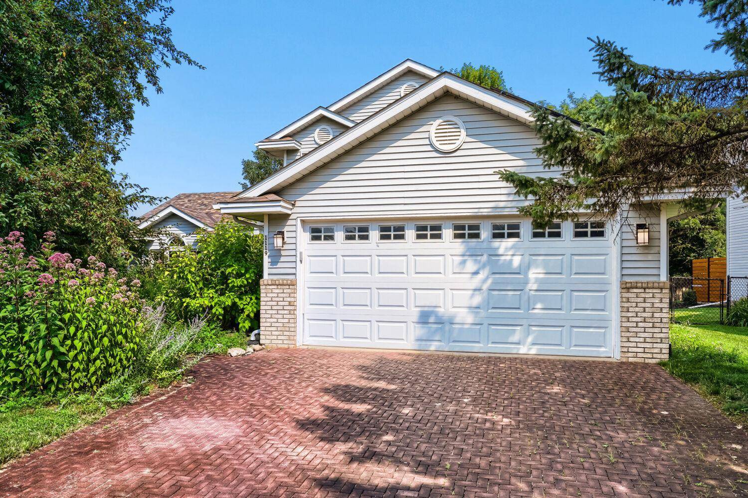1119 Bonnieview DR, Woodbury, MN 55129