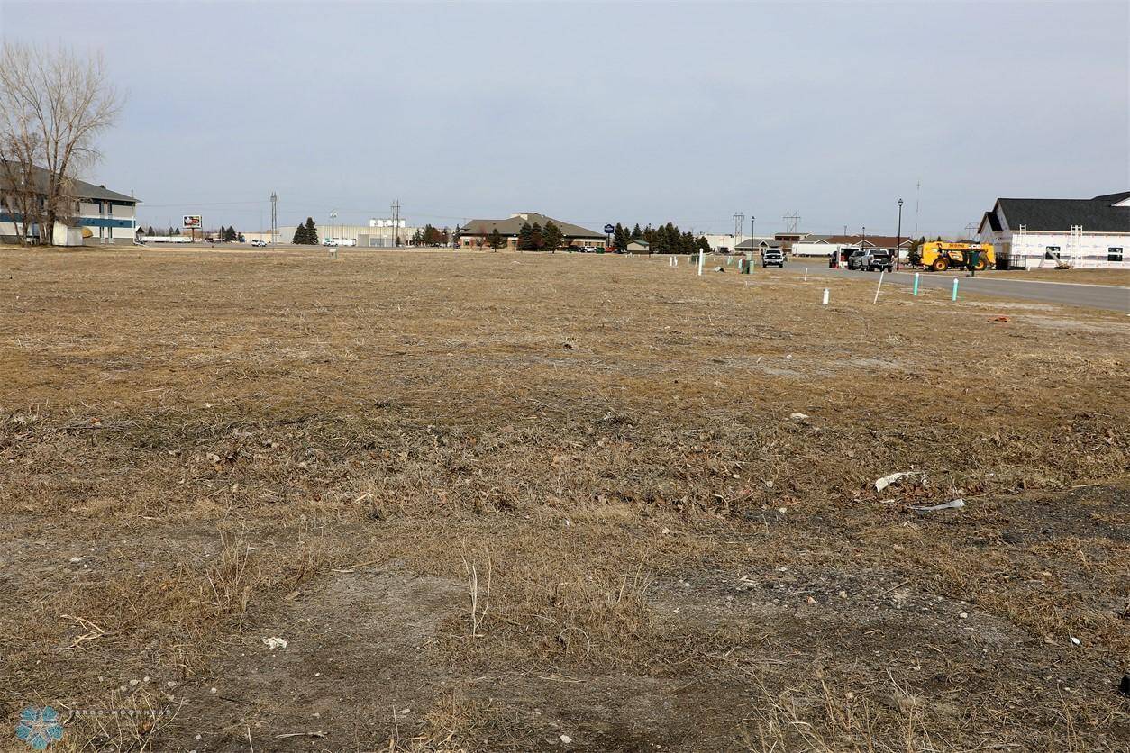 1831 MAGNOLIA CT, Wahpeton, ND 58075