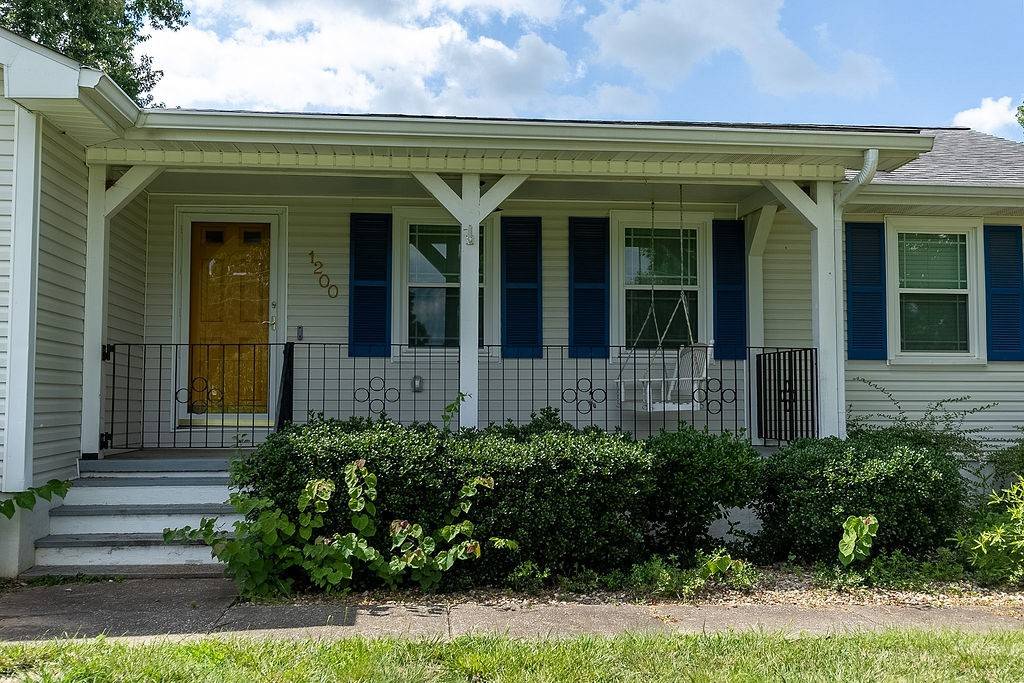 1200 Pin Oak Dr, Hopkinsville, KY 42240
