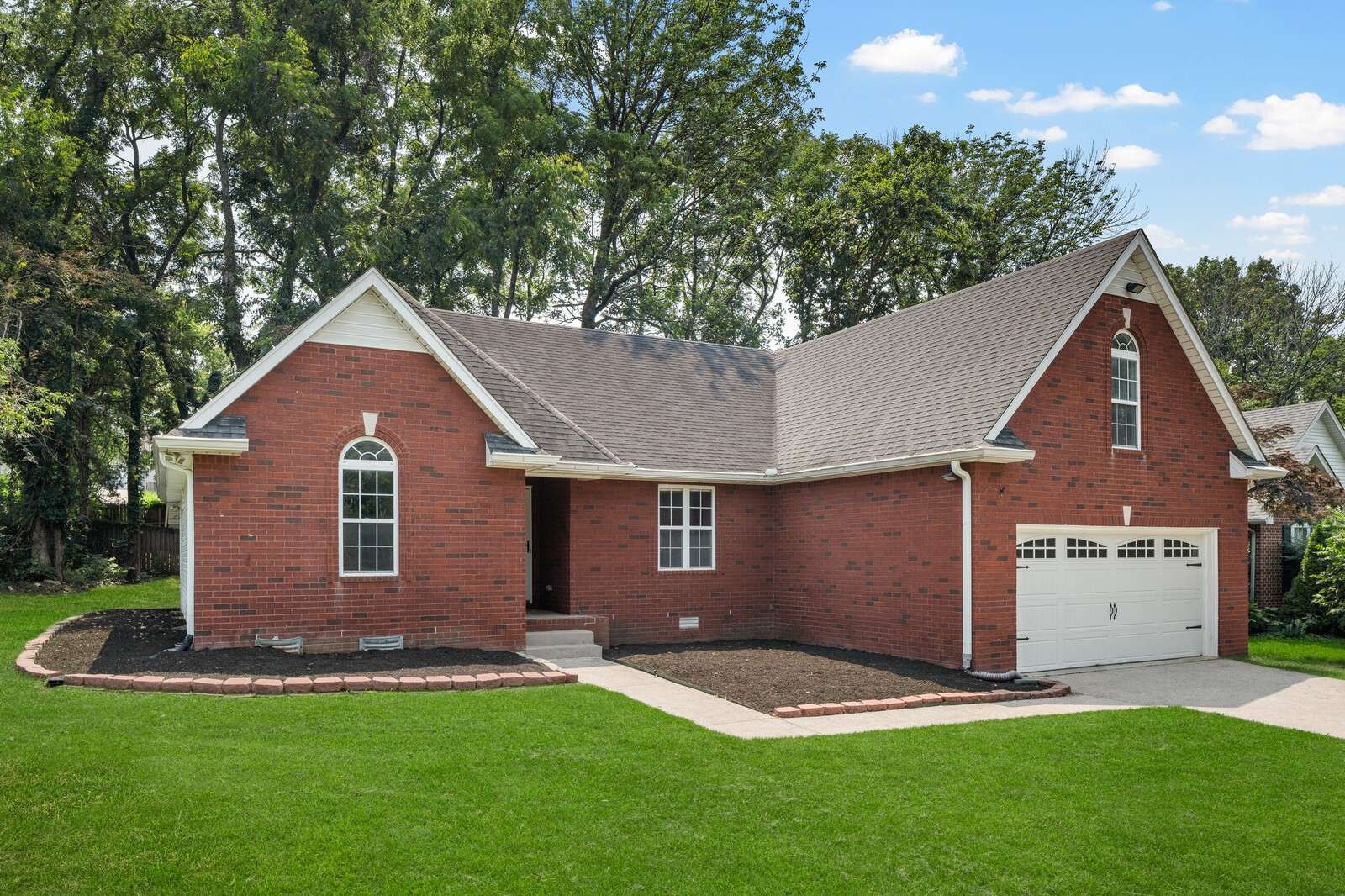 616 Woodland Hills Dr, La Vergne, TN 37086