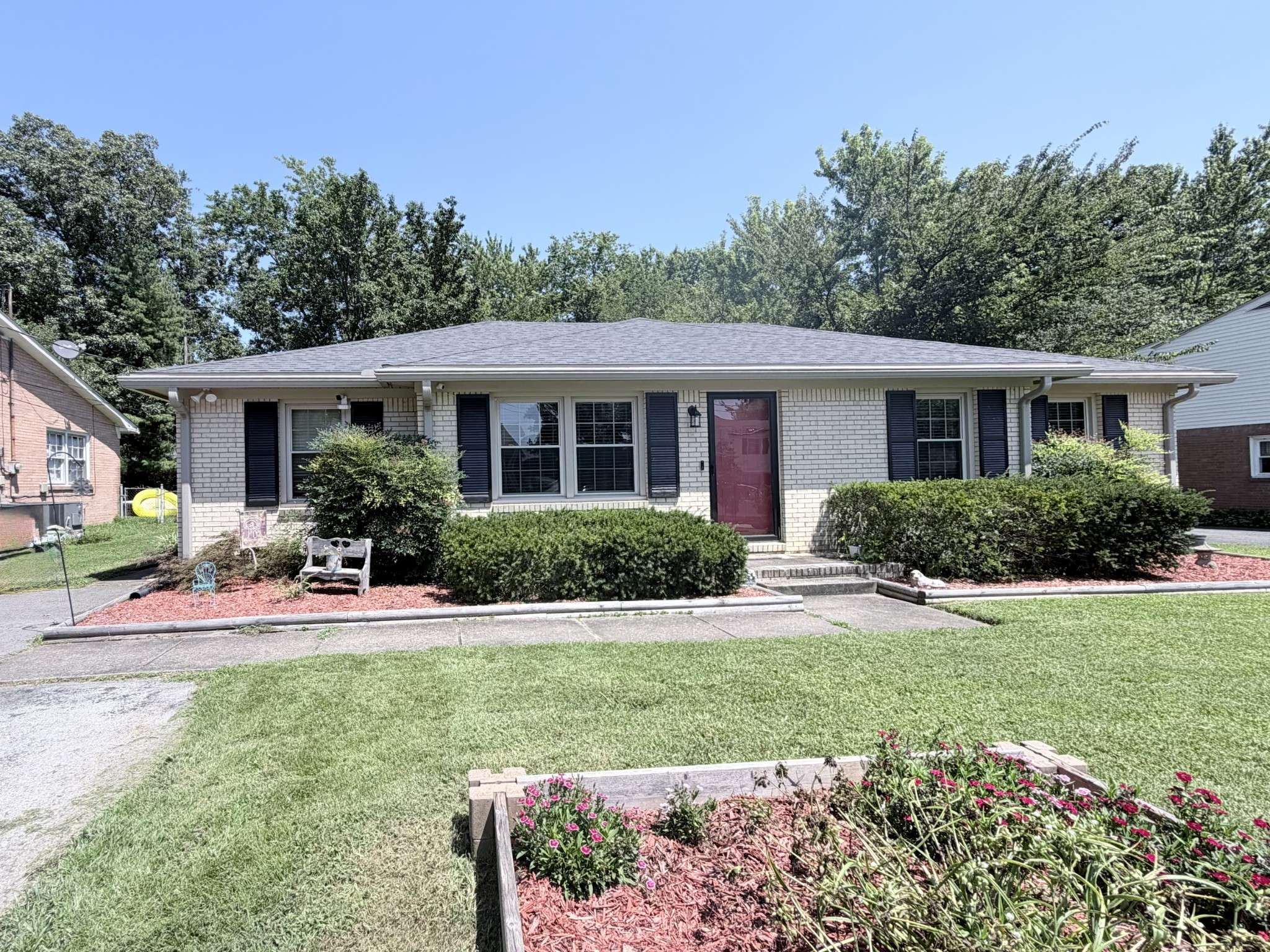 910 Springmont Dr, Hopkinsville, KY 42240