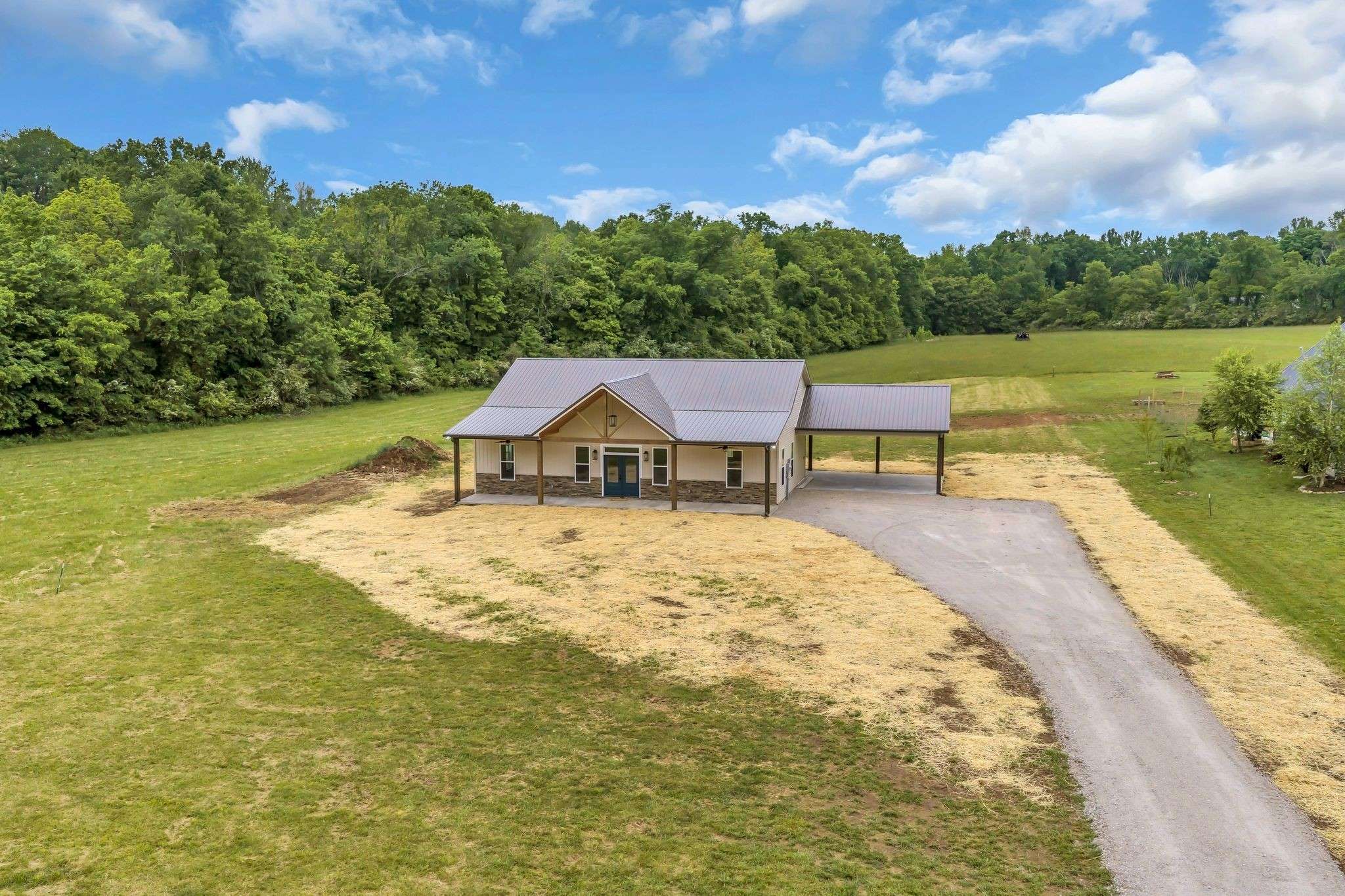 682 E Piney Rd #E, Dickson, TN 37055
