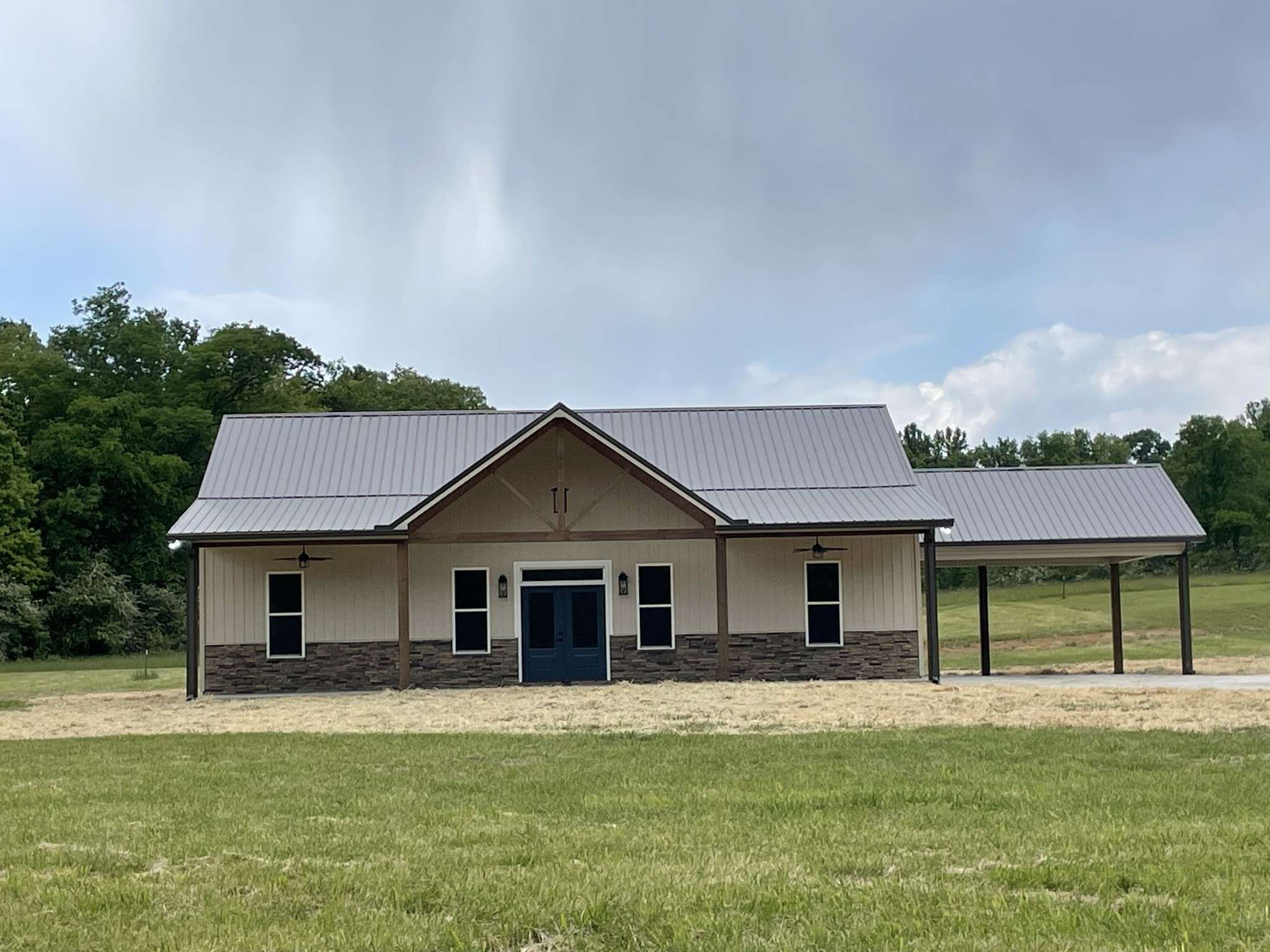 682 E Piney Rd #E, Dickson, TN 37055