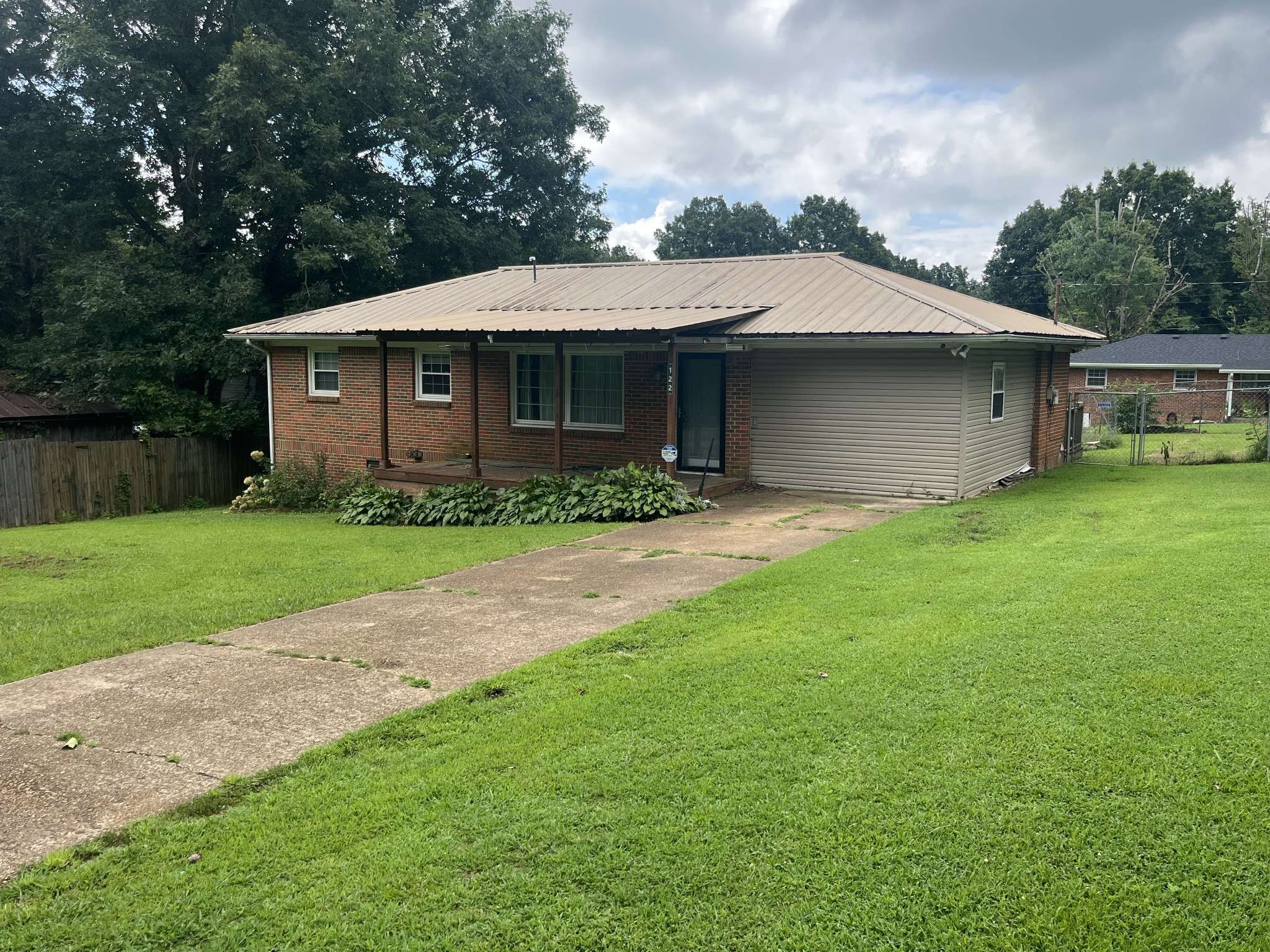 122 E James St, Collinwood, TN 38450
