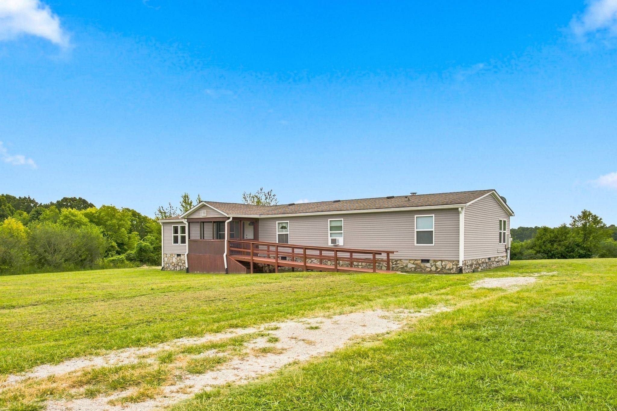 477 Dady Rd, Mc Ewen, TN 37101