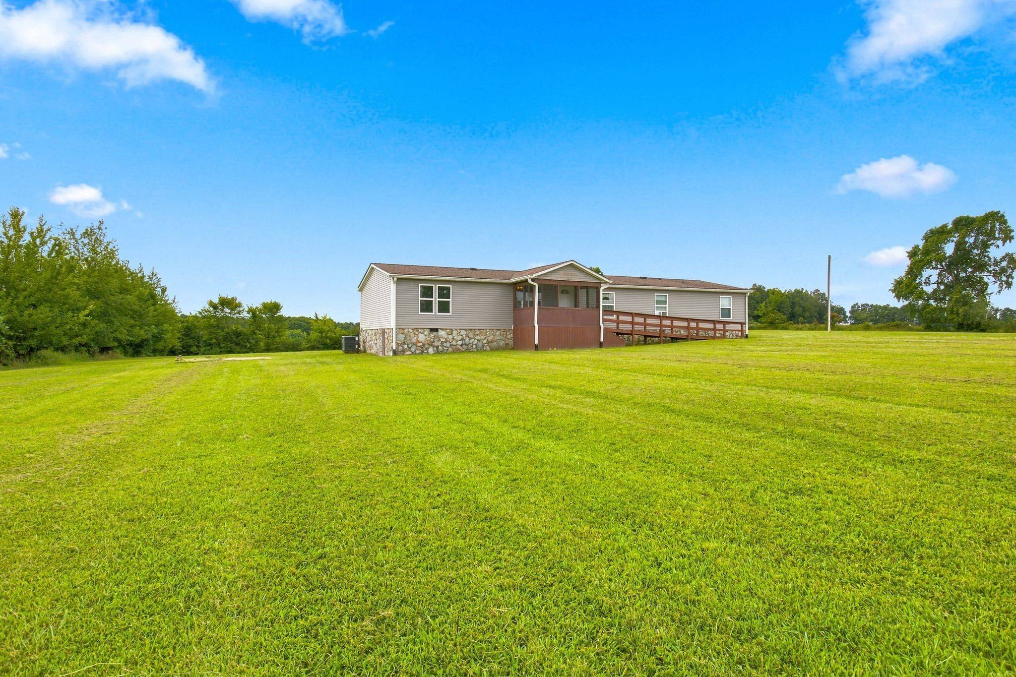 477 Dady Rd, Mc Ewen, TN 37101