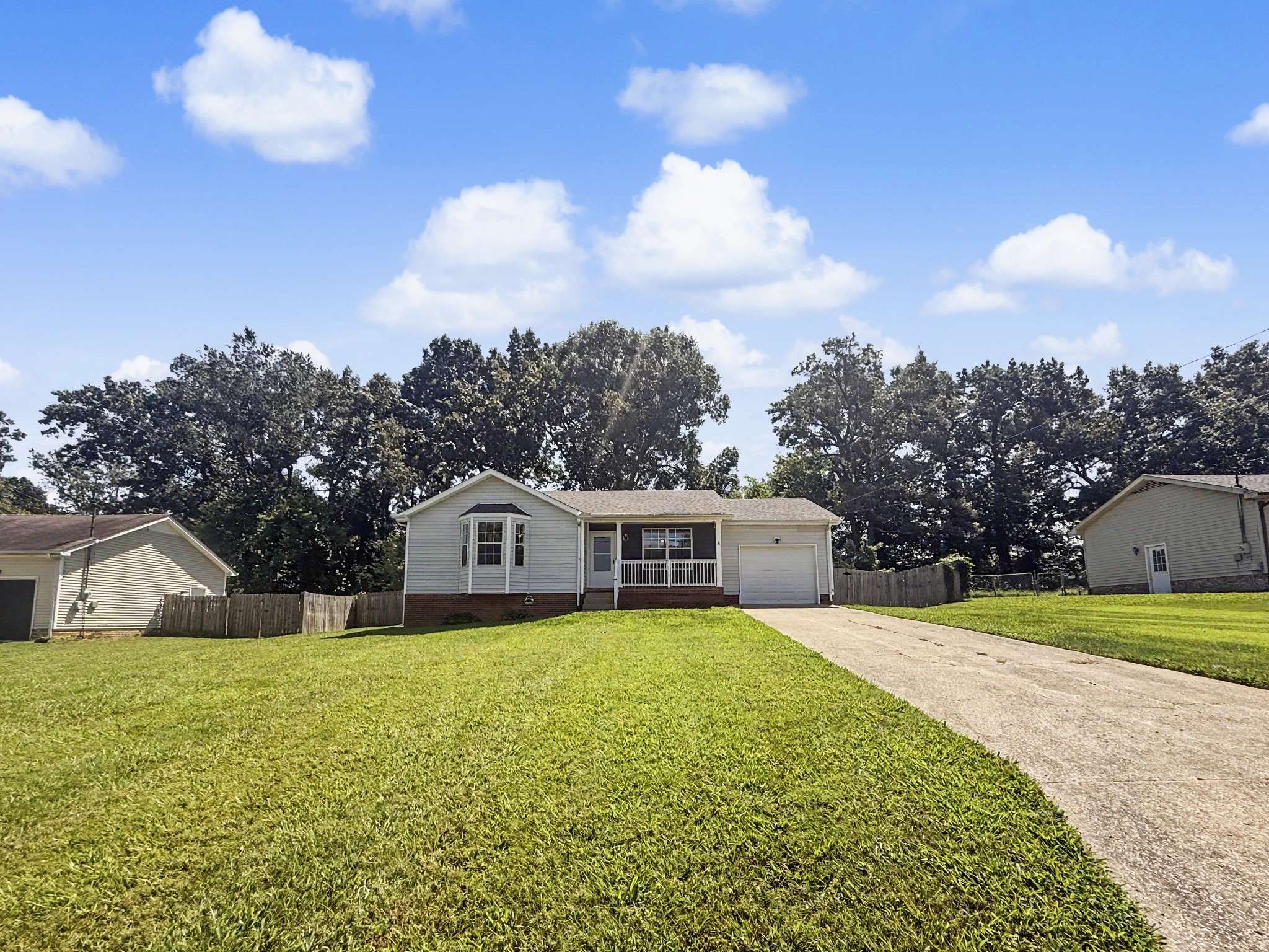 117 Oak Tree Dr, Oak Grove, KY 42262