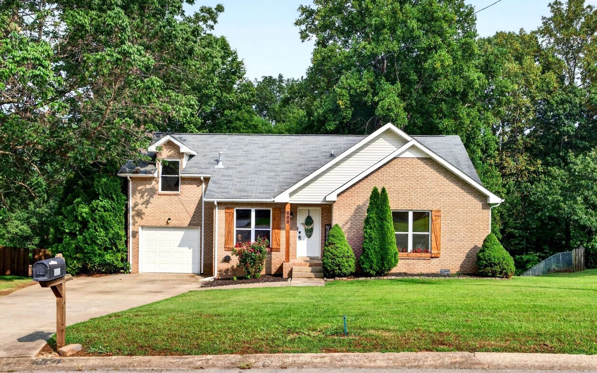 800 Leigh Ann Dr, Clarksville, TN 37042