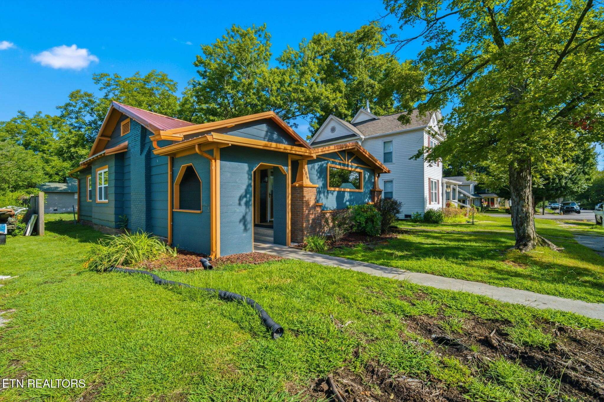 906 Pennsylvania Ave, Etowah, TN 37331