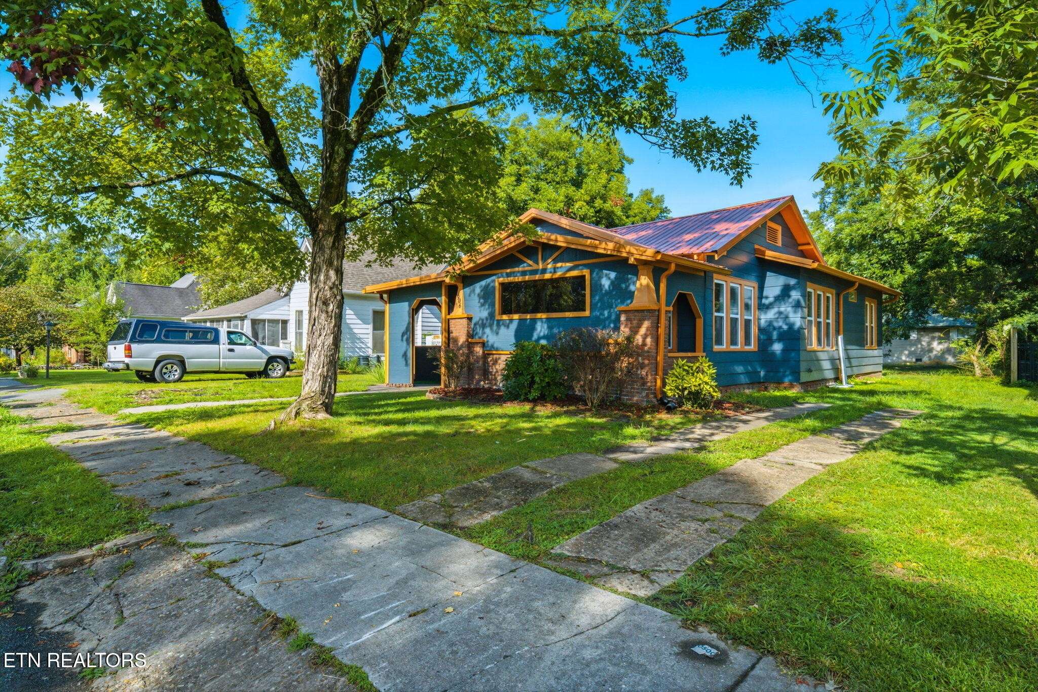 906 Pennsylvania Ave, Etowah, TN 37331