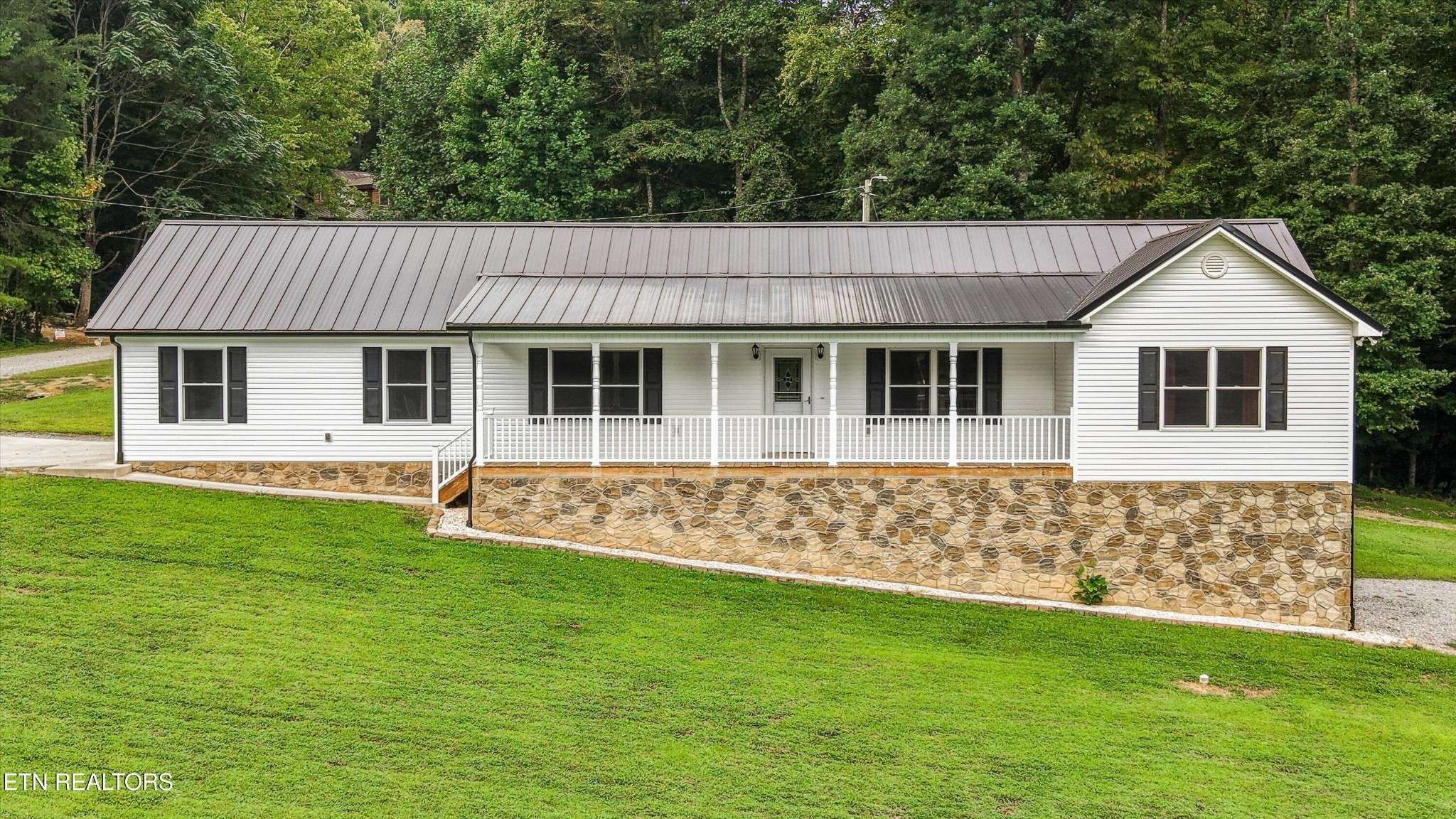 1220 Cougar Tr, Del Rio, TN 37727