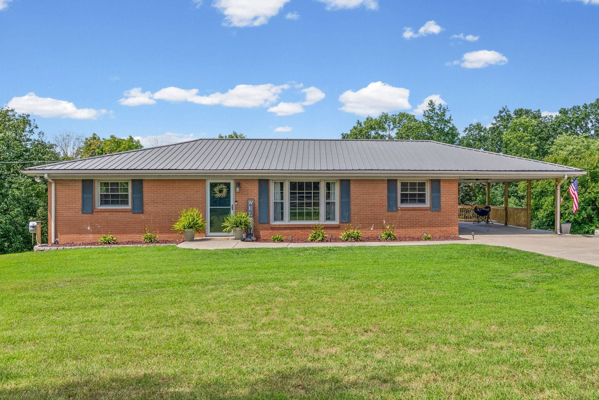 871 Center Point Rd, Dover, TN 37058