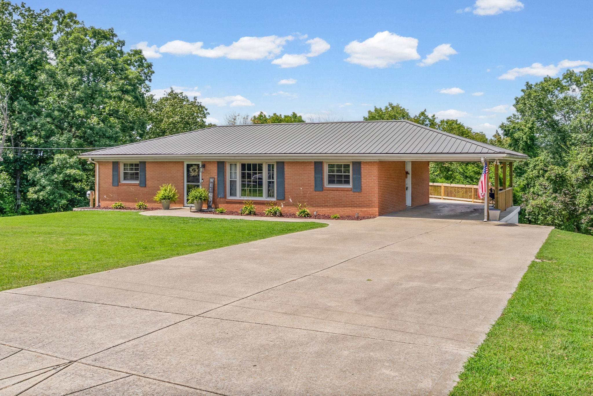 871 Center Point Rd, Dover, TN 37058