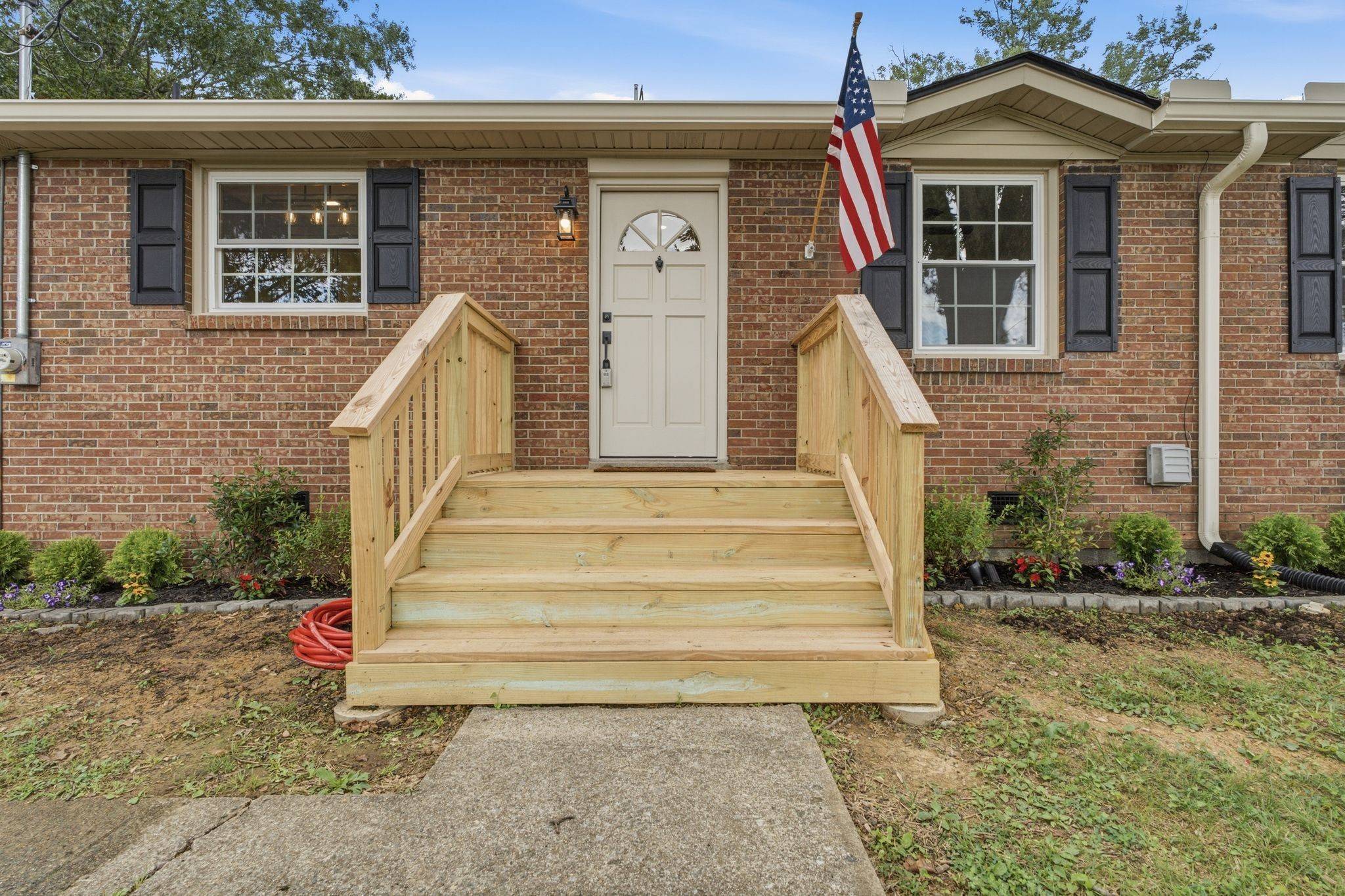 230 S Valley Rd, Hendersonville, TN 37075