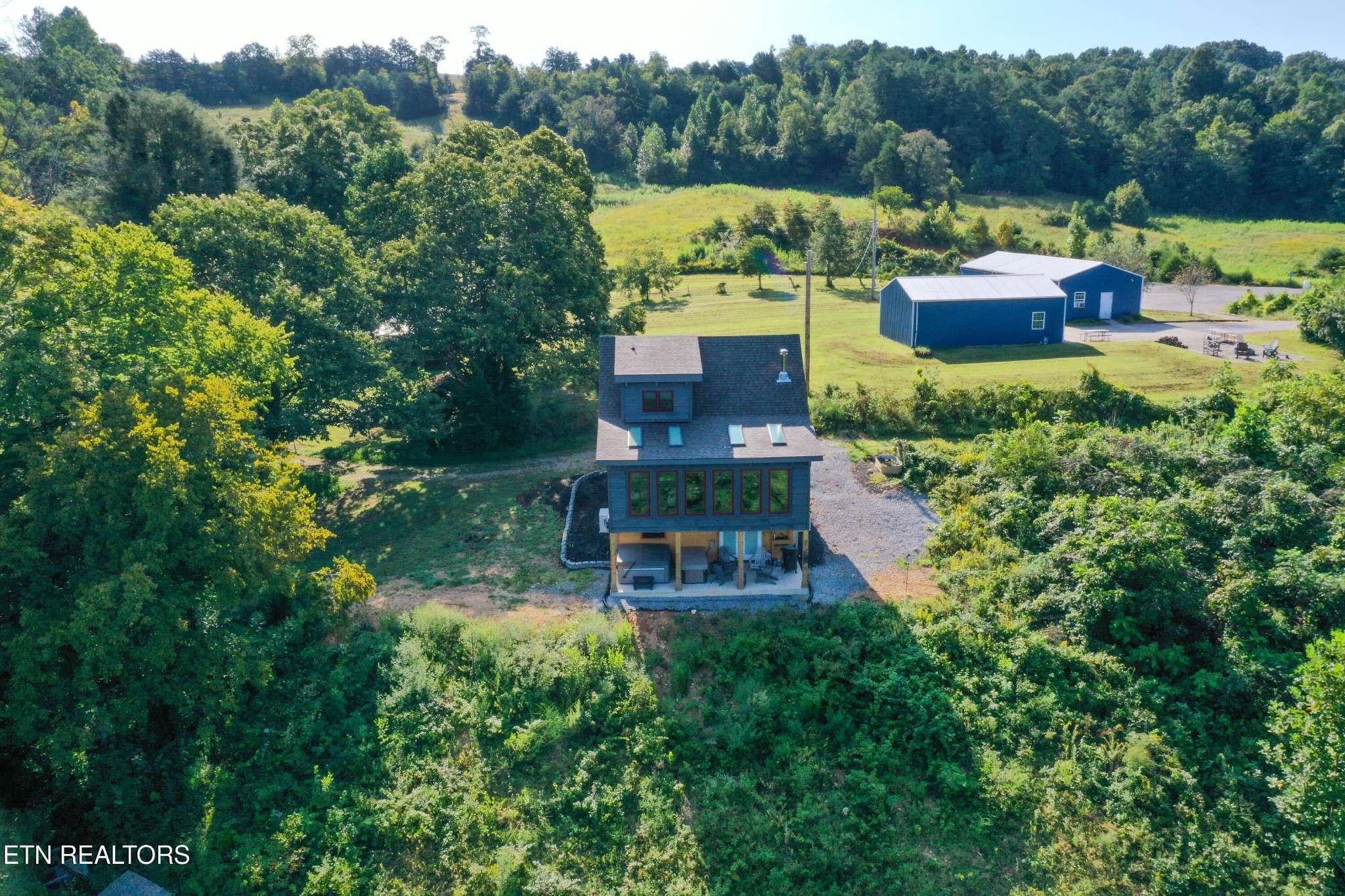 1160 Oak Grove Rd, Harrogate, TN 37752