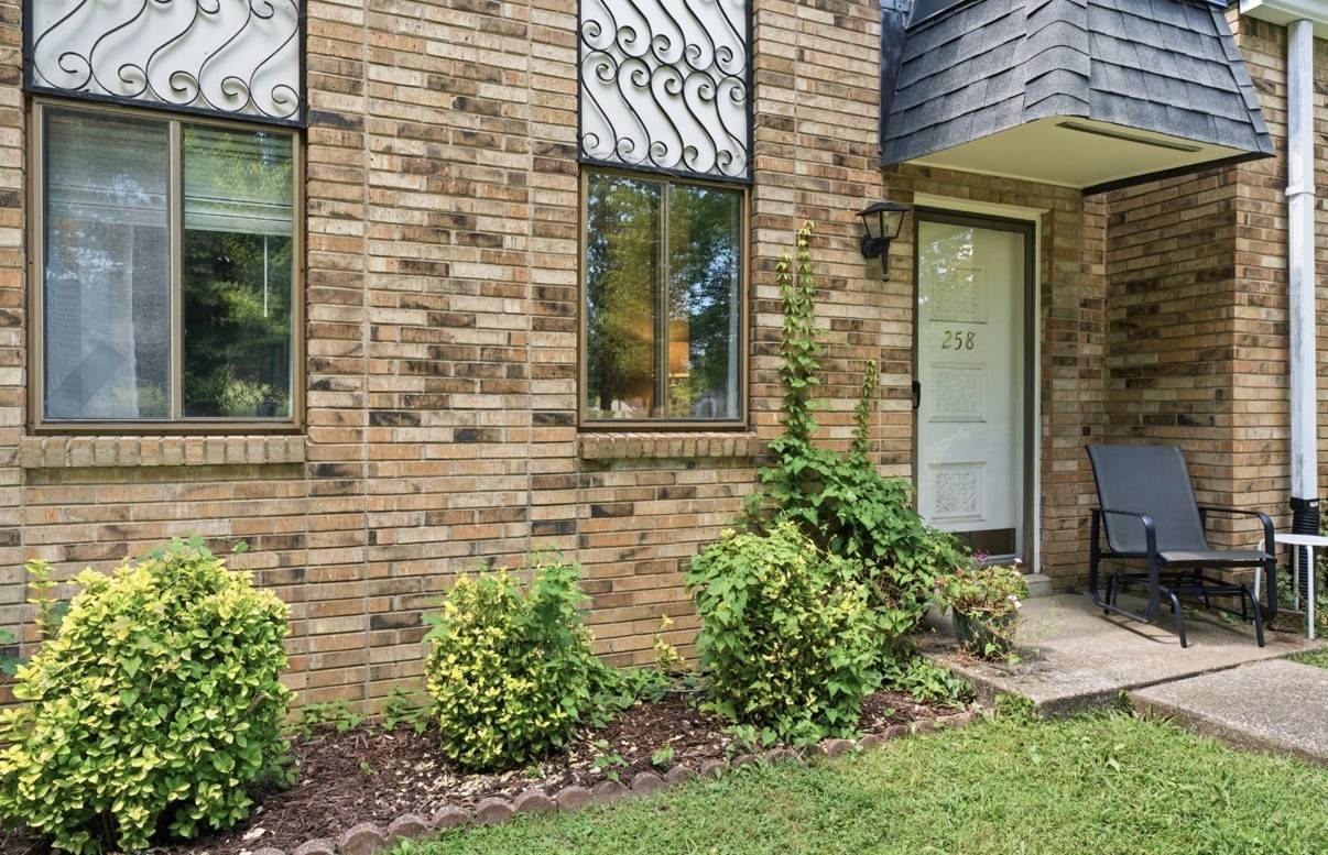 258 Lake Chateau Dr, Hermitage, TN 37076