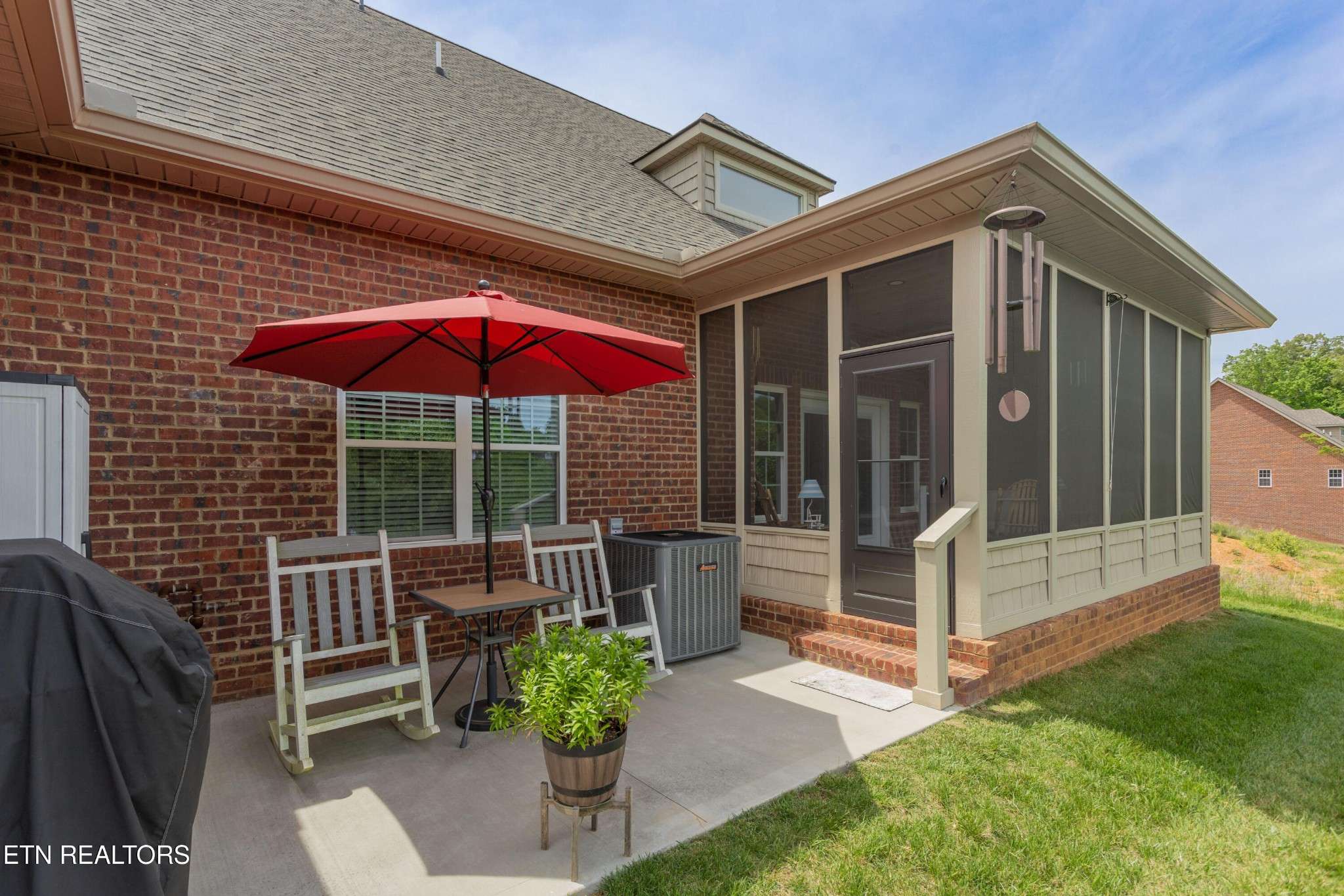 986 Meadow Walk Lane, Lenoir City, TN 37772