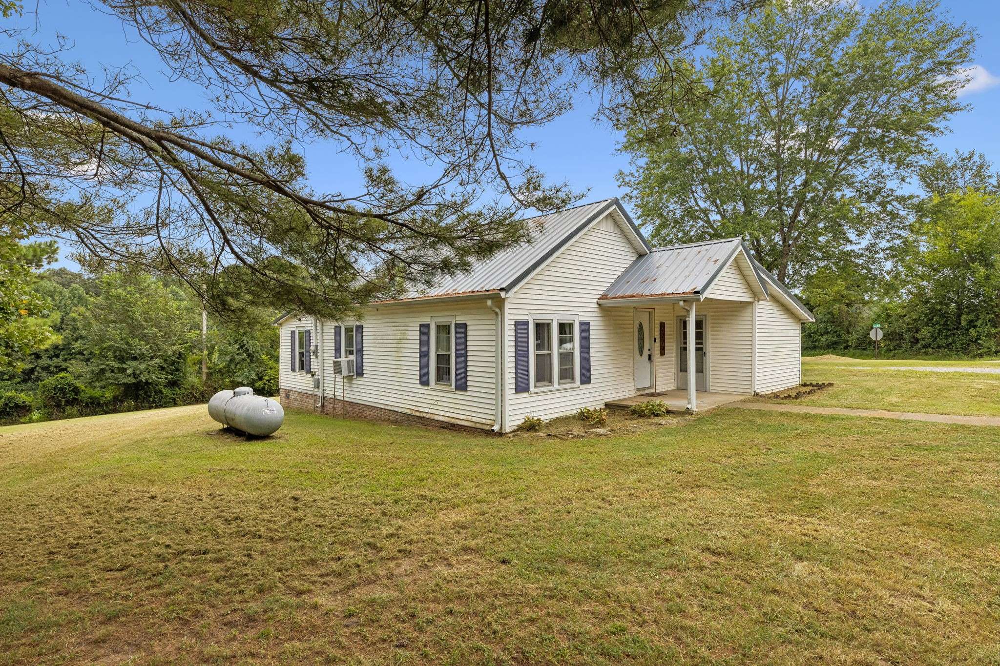 2270 Fall River Rd, Leoma, TN 38468