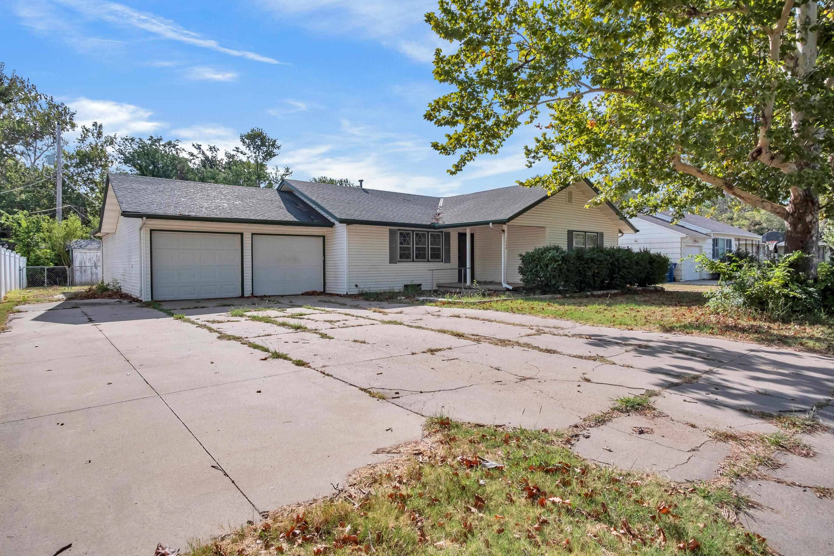 1208 Grandview Ave, Newton, KS 67114