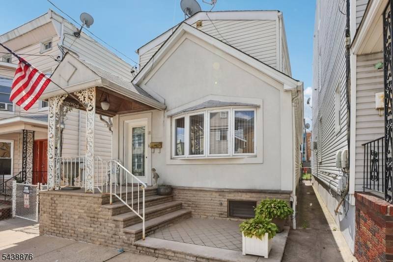 18 Patterson St, Harrison Town, NJ 07029