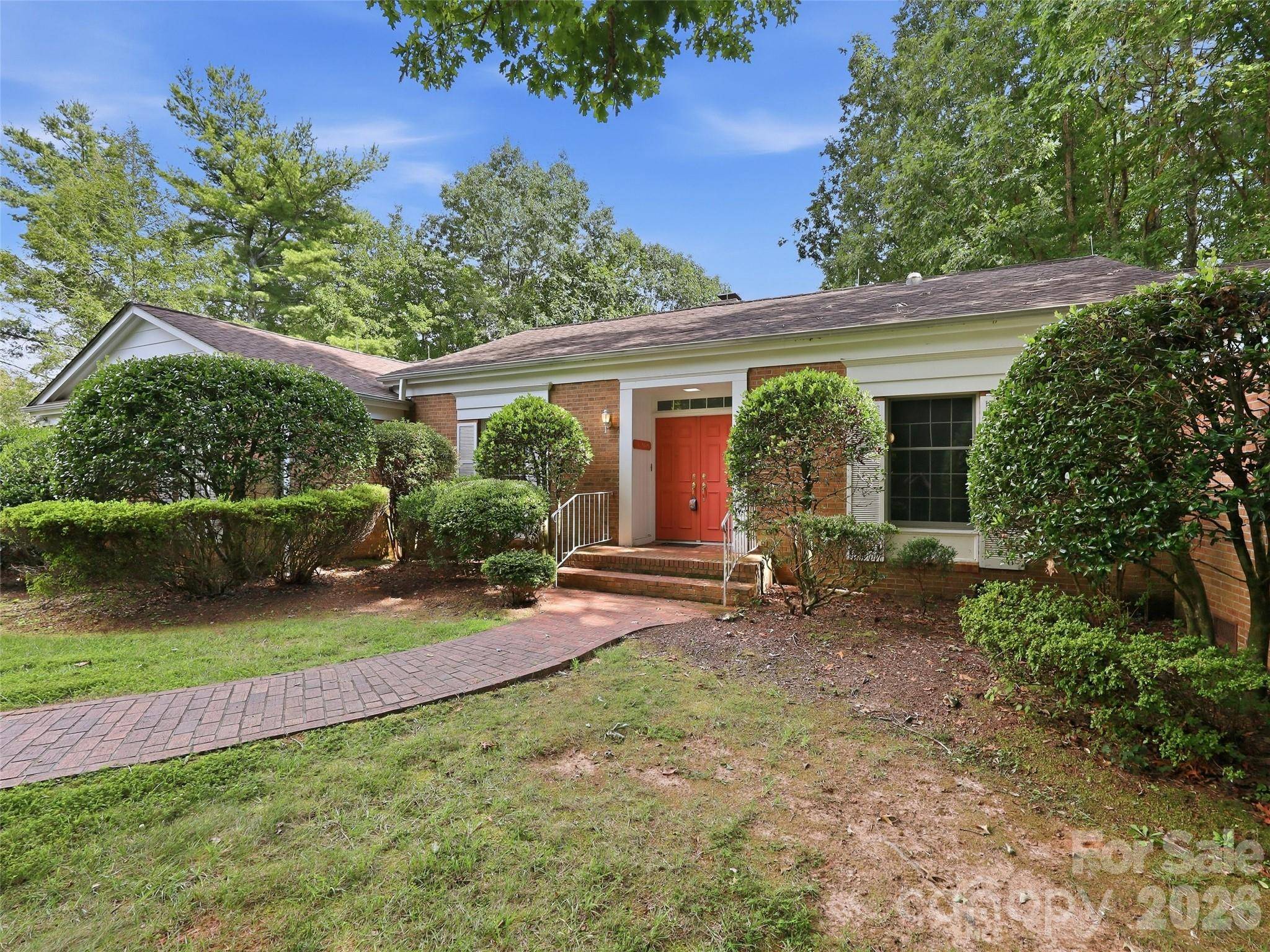12 Legendary RD, Hendersonville, NC 28739