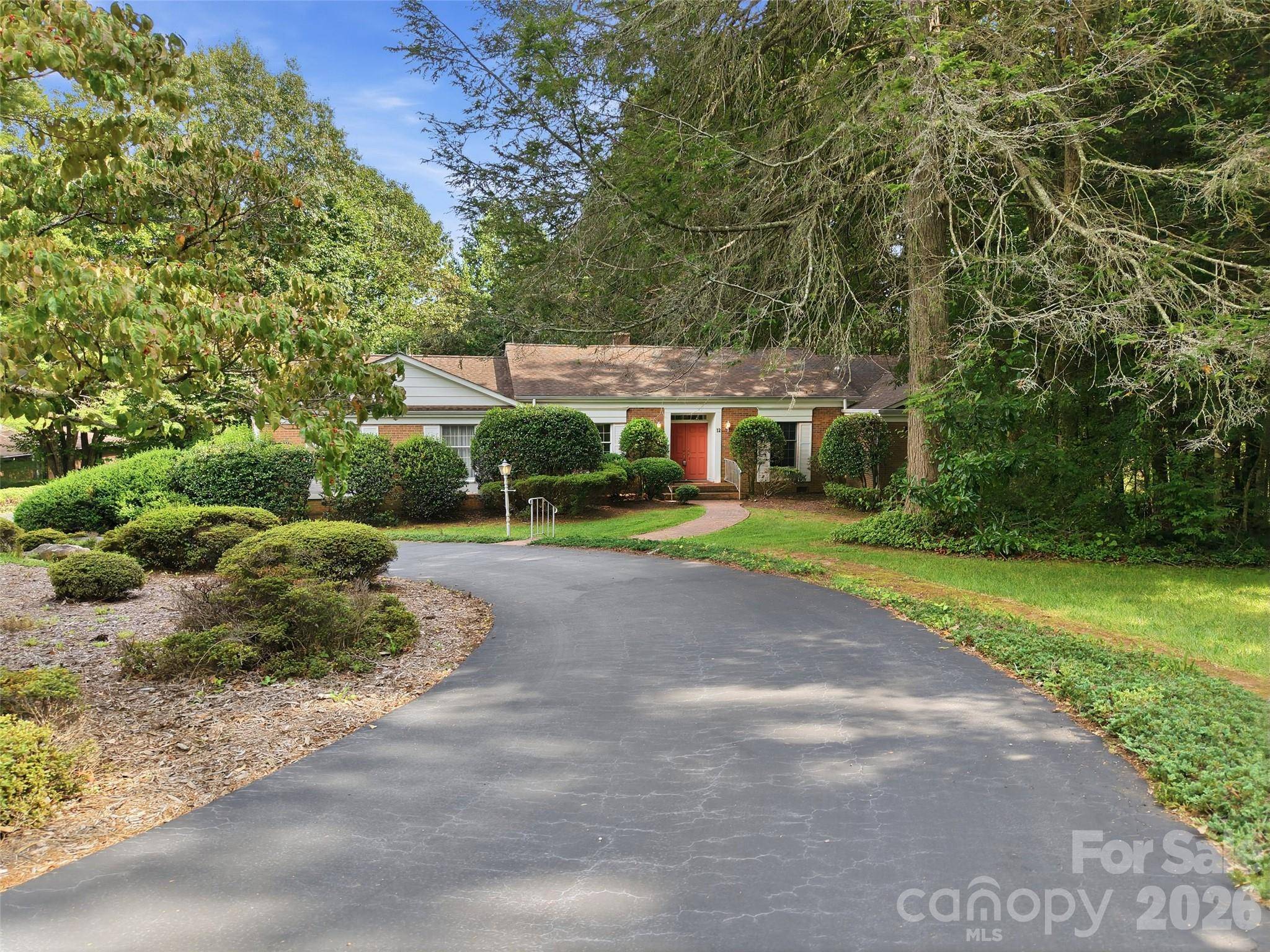 12 Legendary RD, Hendersonville, NC 28739