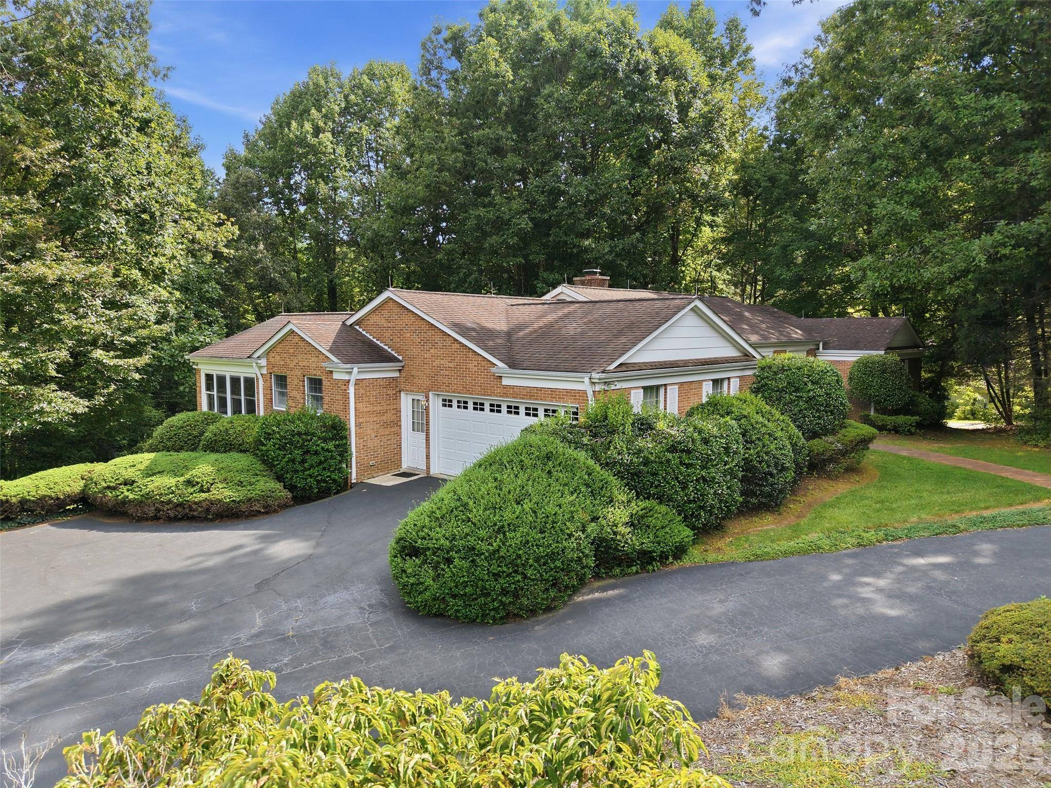 12 Legendary RD, Hendersonville, NC 28739
