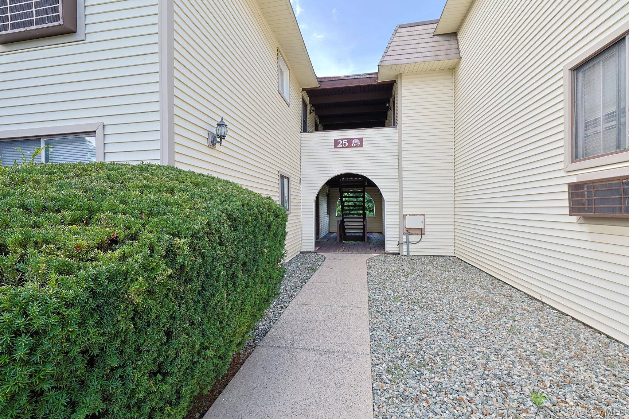 25 Village Park DR #2F, Fishkill, NY 12524