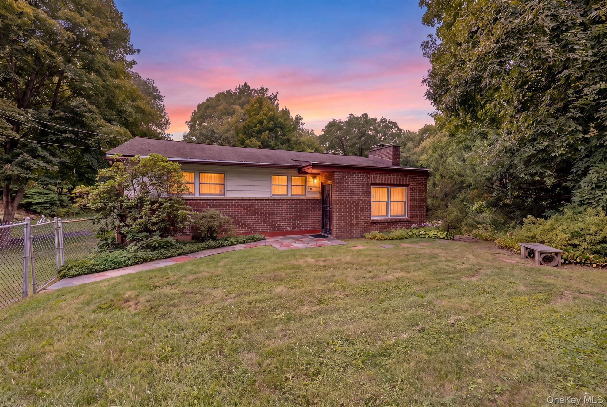 207 Horton LN, Port Ewen, NY 12429