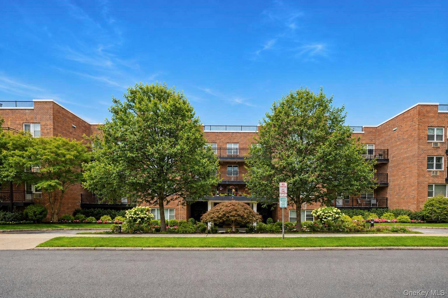 25 Chapel Place #2M, Great Neck, NY 11021